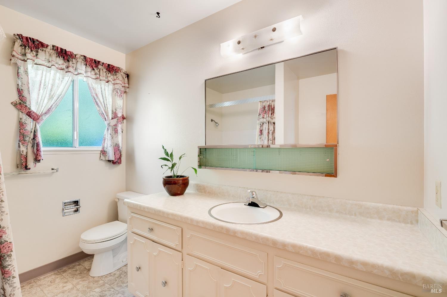 Detail Gallery Image 26 of 69 For 345 E O St, Benicia,  CA 94510 - 4 Beds | 2/1 Baths