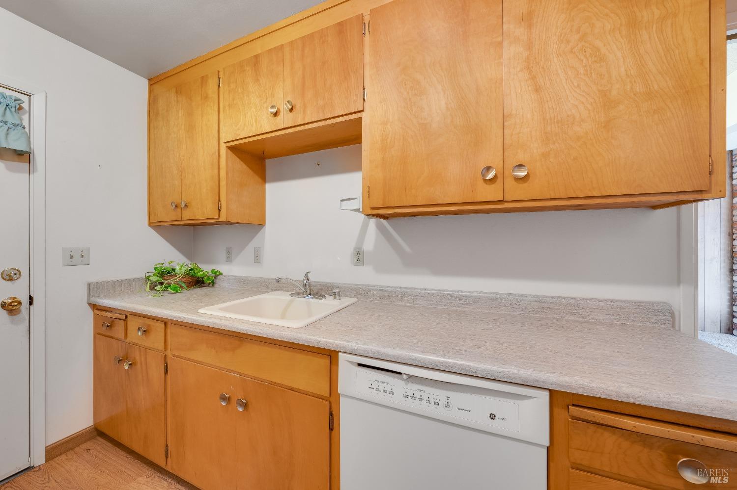 Detail Gallery Image 24 of 69 For 345 E O St, Benicia,  CA 94510 - 4 Beds | 2/1 Baths