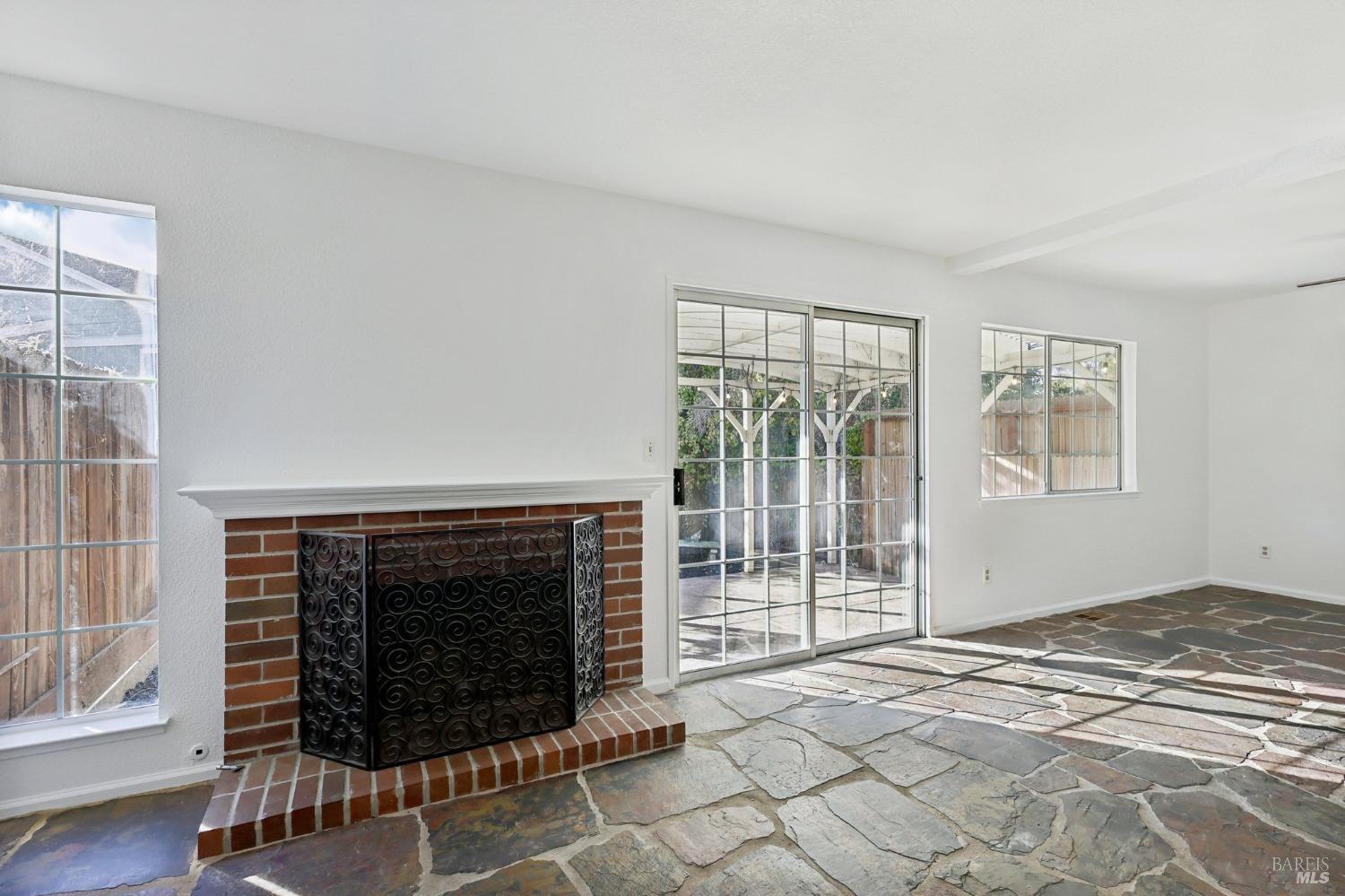 Detail Gallery Image 9 of 55 For 985 Scenic Pl, Pleasant Hill,  CA 94523 - 3 Beds | 2/1 Baths