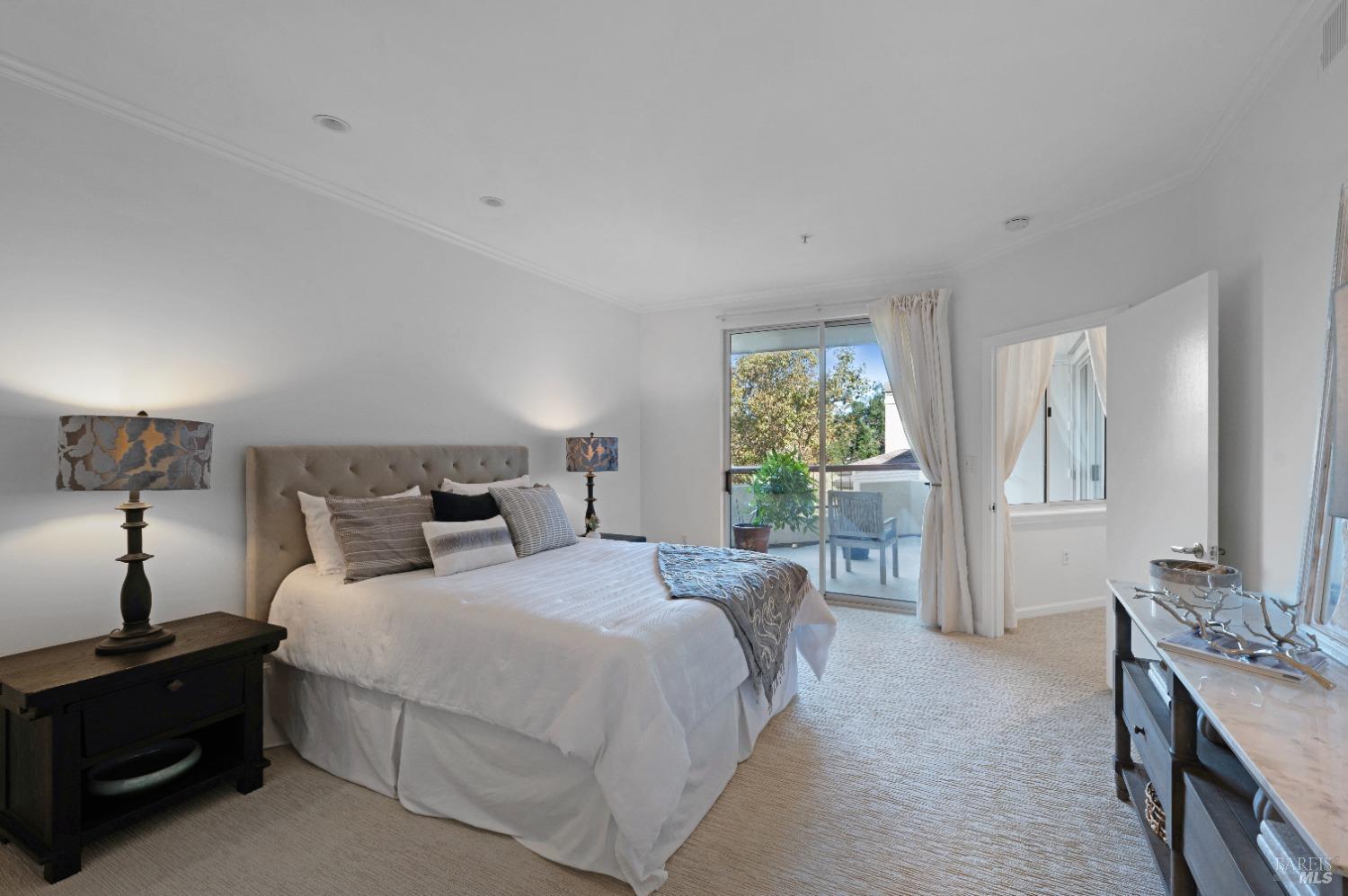 Detail Gallery Image 4 of 33 For 600 Deer Valley Rd 3f,  San Rafael,  CA 94903 - 1 Beds | 2 Baths