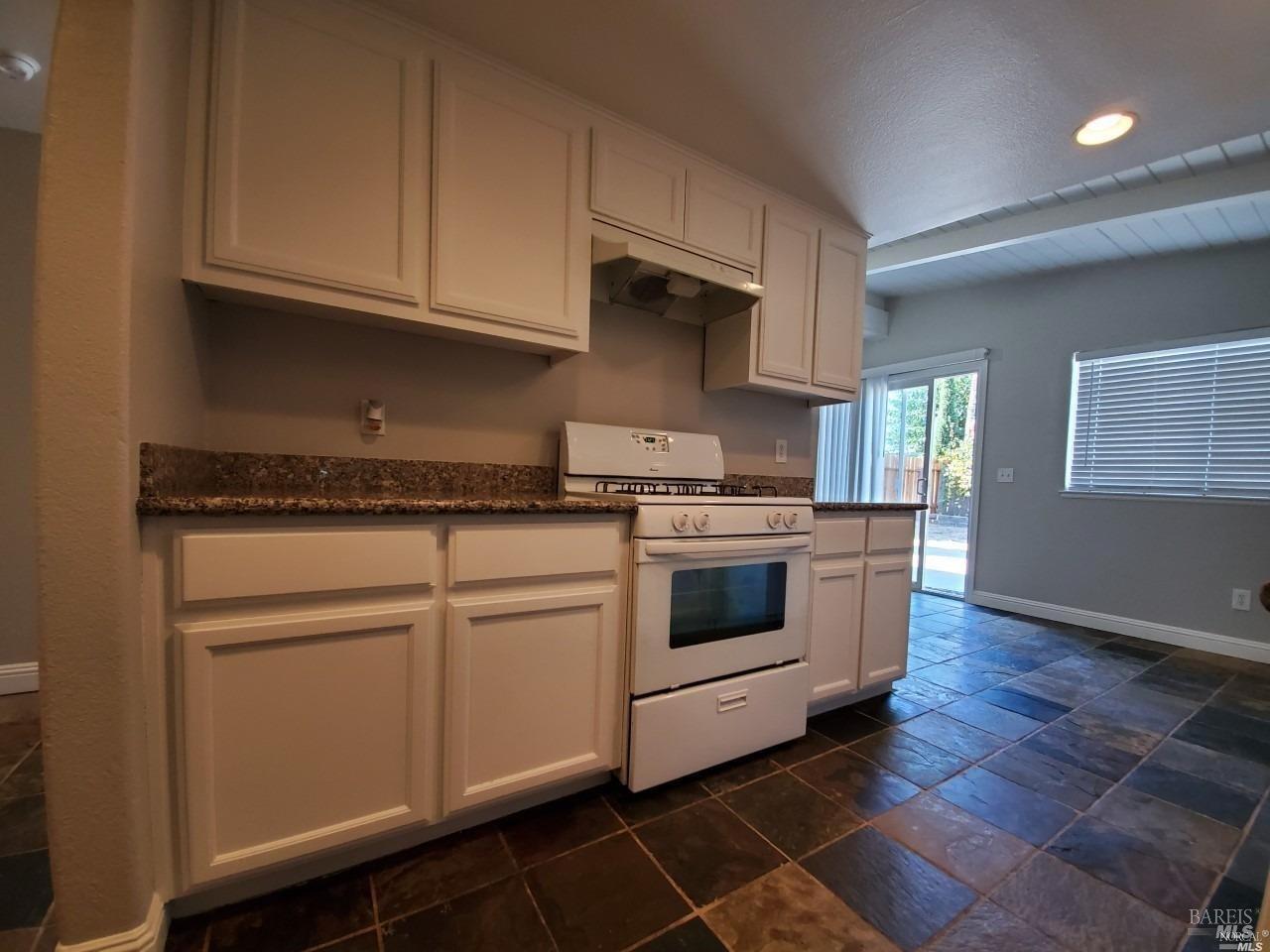 Detail Gallery Image 6 of 21 For 1007 4th St, Fairfield,  CA 94533 - 3 Beds | 1 Baths