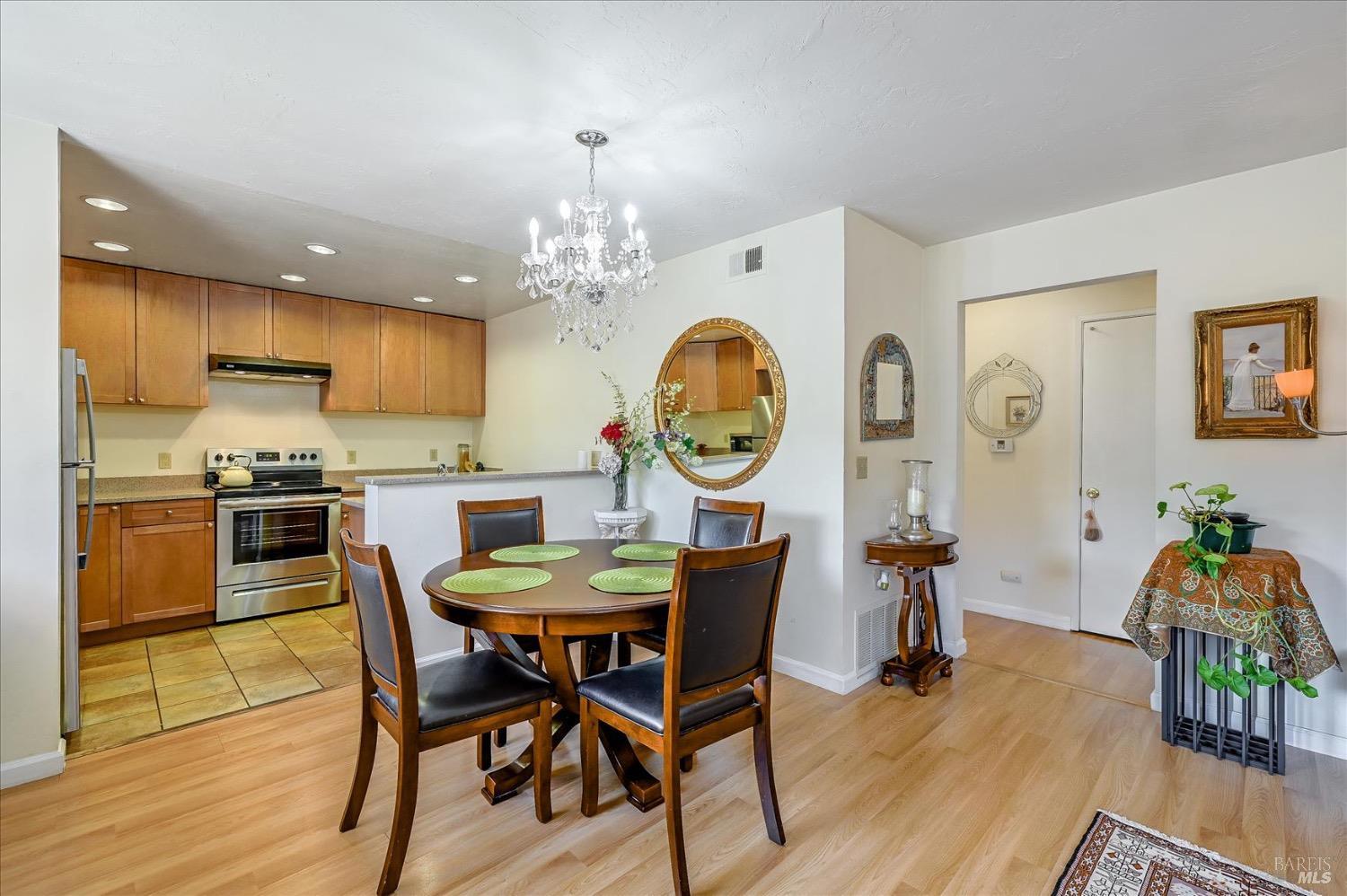 Detail Gallery Image 7 of 16 For 36 Plumas Cir, Novato,  CA 94947 - 2 Beds | 1 Baths