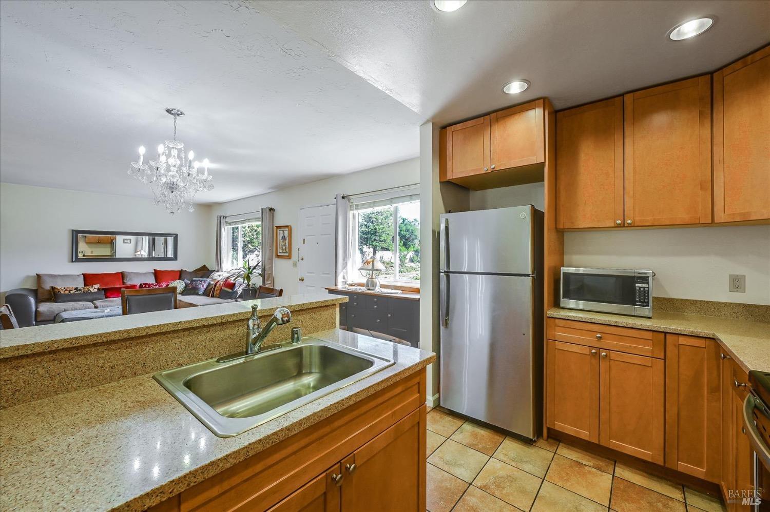 Detail Gallery Image 5 of 16 For 36 Plumas Cir, Novato,  CA 94947 - 2 Beds | 1 Baths