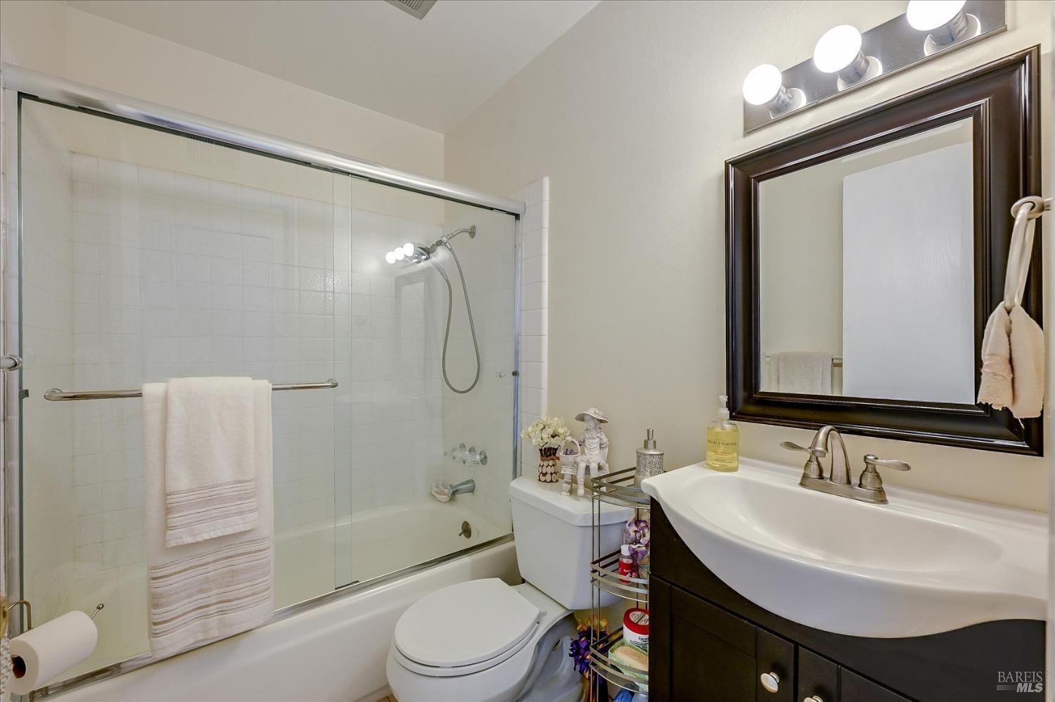 Detail Gallery Image 10 of 16 For 36 Plumas Cir, Novato,  CA 94947 - 2 Beds | 1 Baths