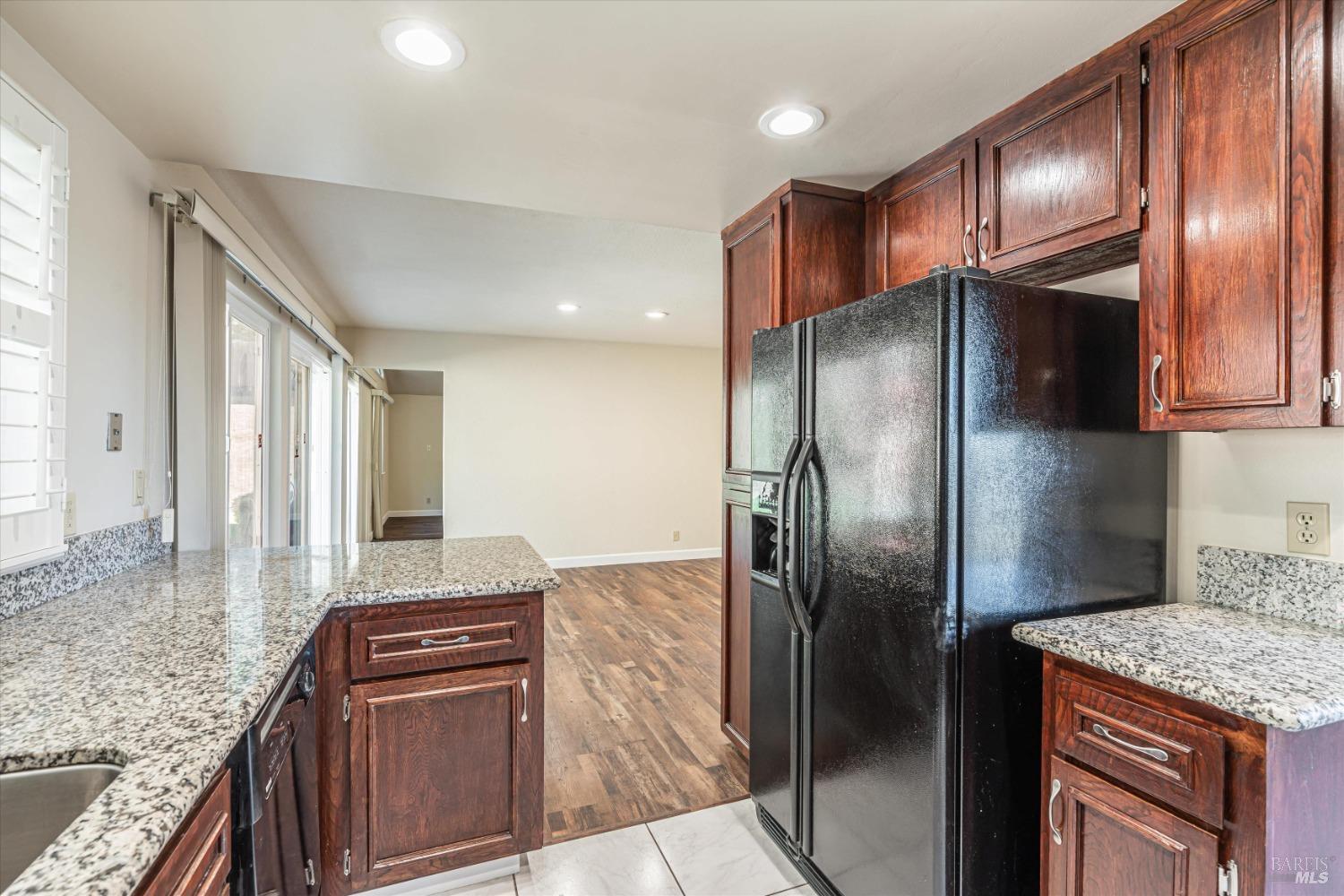 Detail Gallery Image 9 of 26 For 118 Evergreen Way, Vallejo,  CA 94591 - 3 Beds | 2/1 Baths