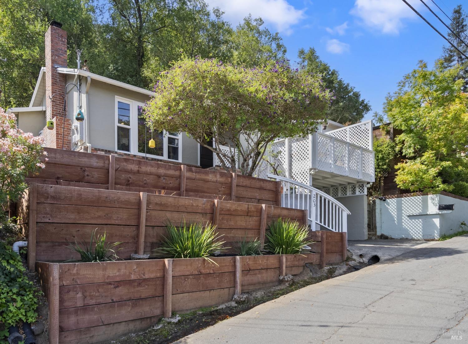 Detail Gallery Image 2 of 29 For 203 Coleman Dr, San Rafael,  CA 94901 - 2 Beds | 1 Baths