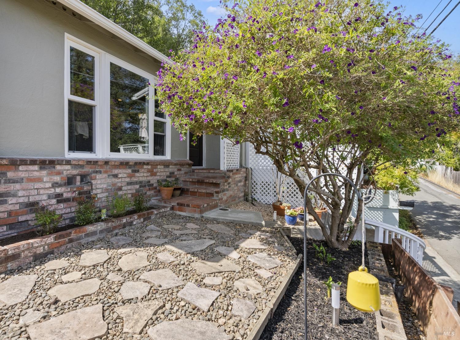 Detail Gallery Image 3 of 29 For 203 Coleman Dr, San Rafael,  CA 94901 - 2 Beds | 1 Baths