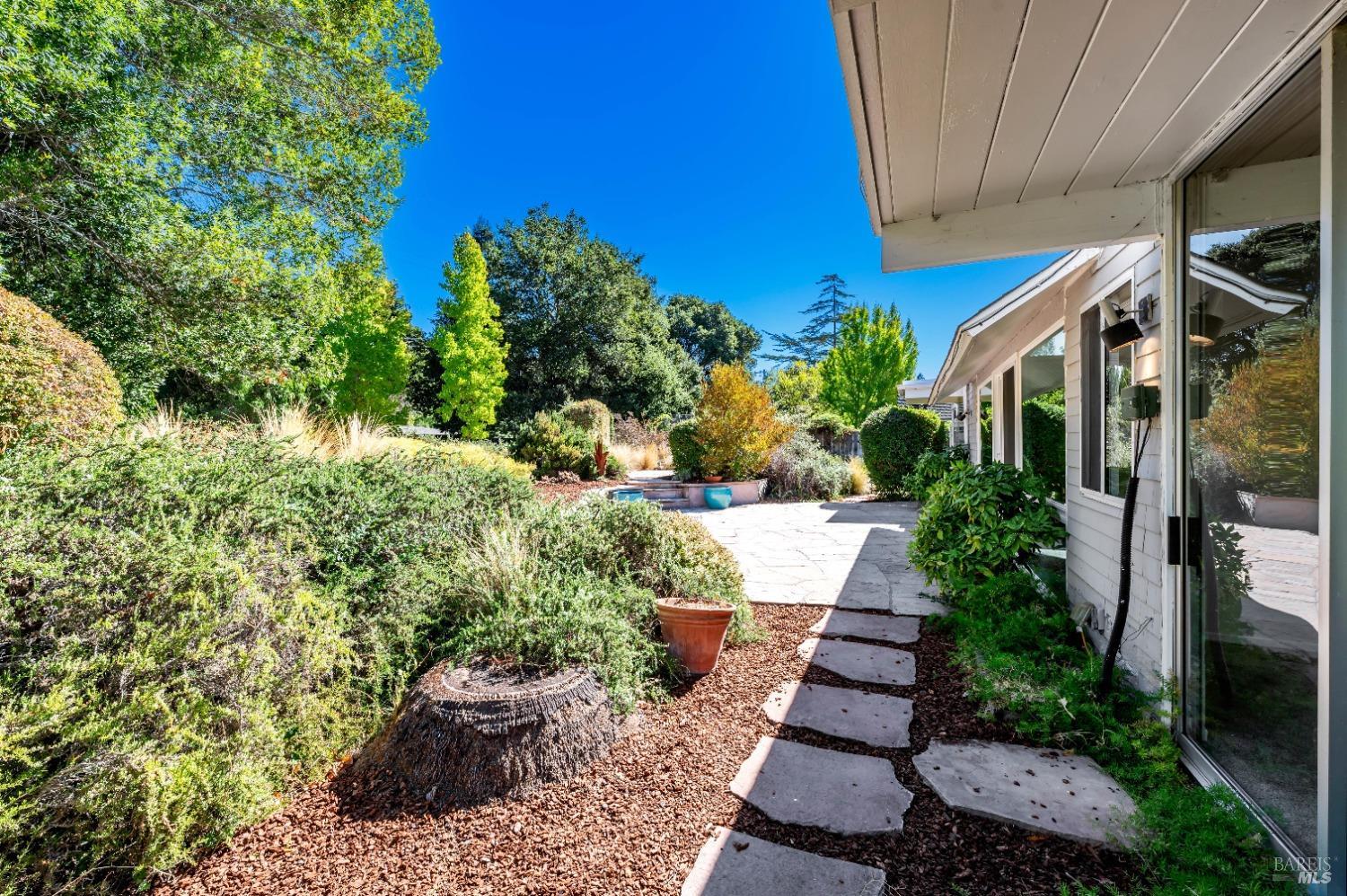 Detail Gallery Image 6 of 43 For 22 Catskill Ct, San Anselmo,  CA 94960 - 3 Beds | 2/1 Baths