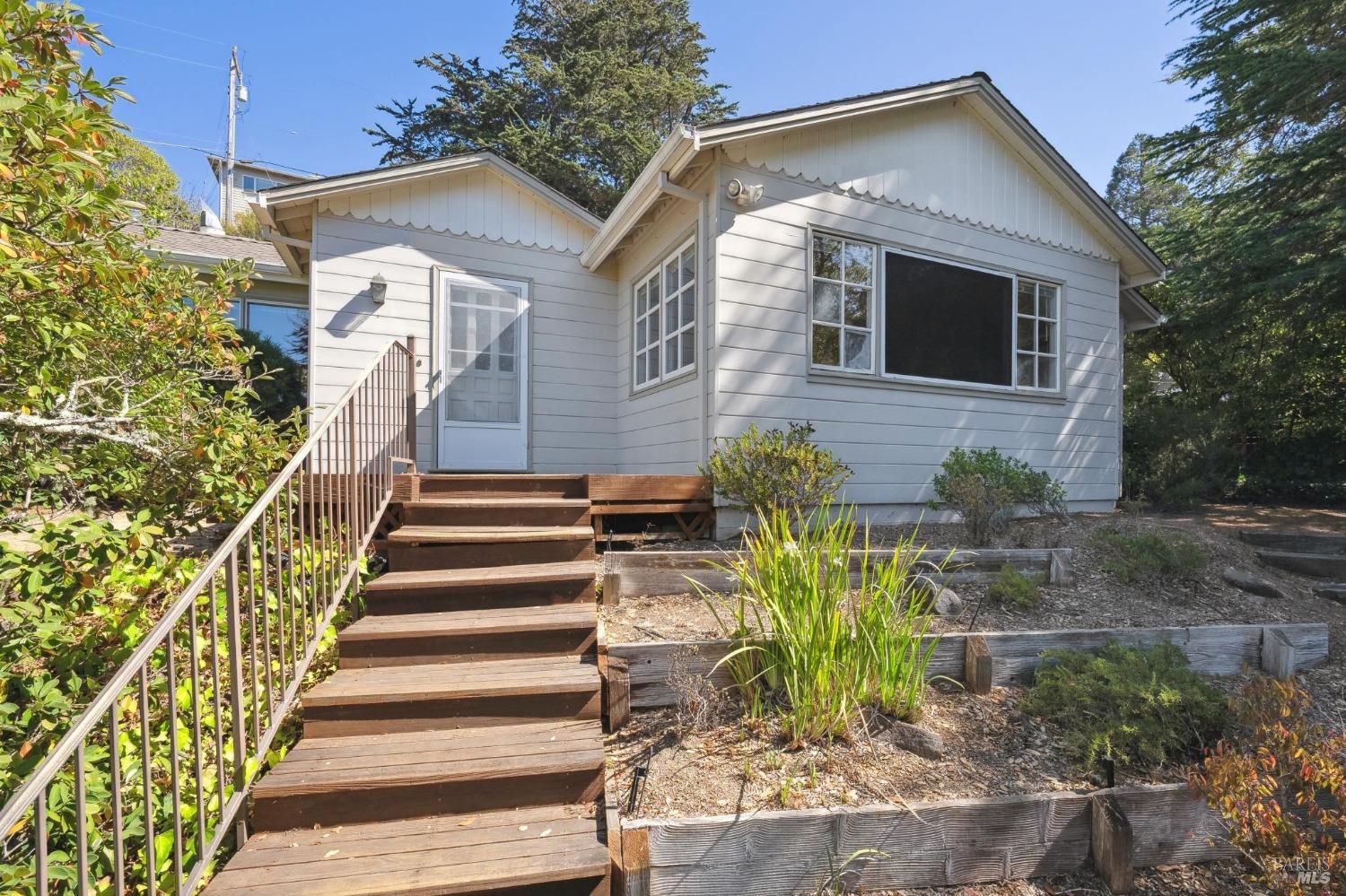 Detail Gallery Image 1 of 61 For 207 Meda Ct, Mill Valley,  CA 94941 - 3 Beds | 2/1 Baths