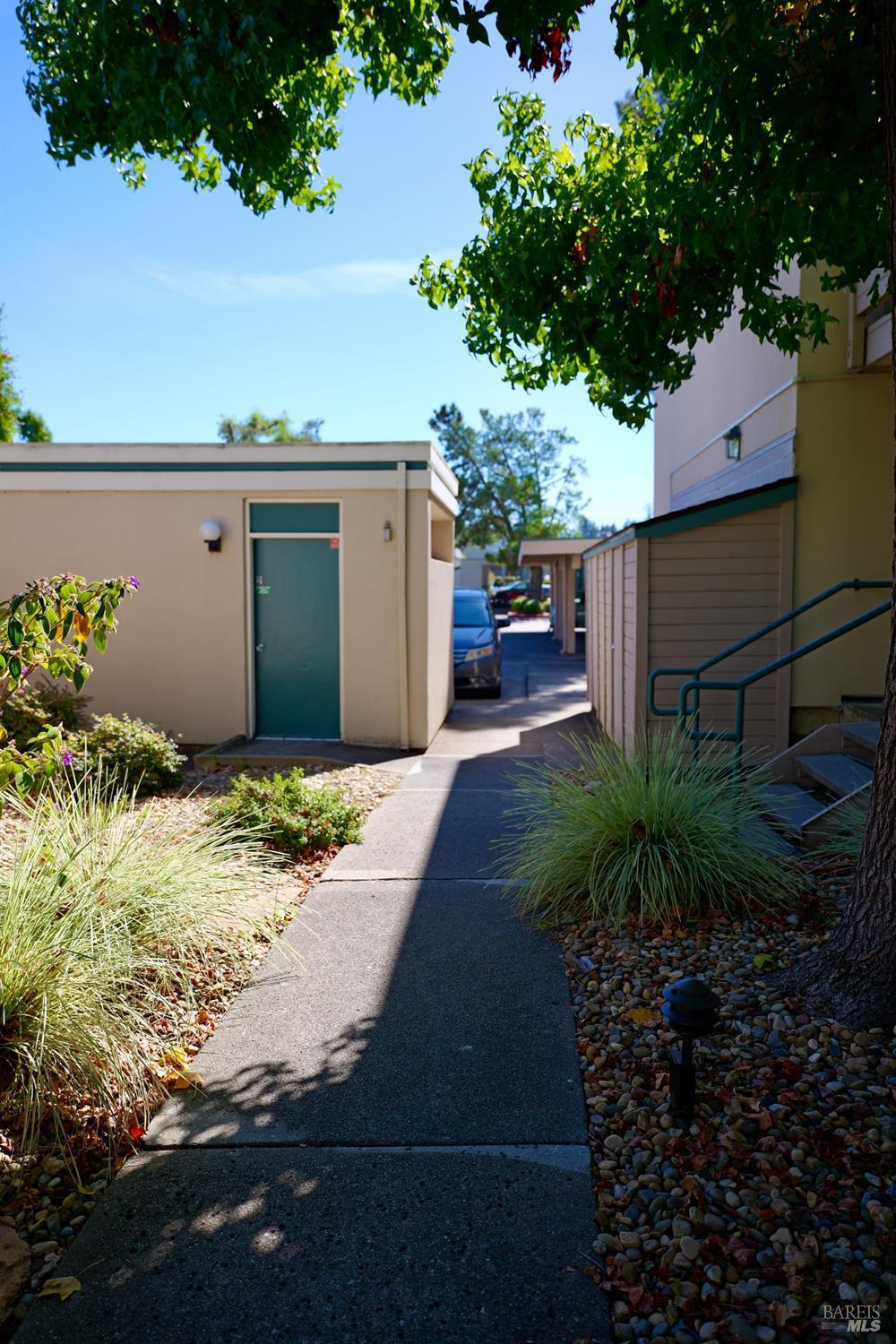 Detail Gallery Image 36 of 38 For 238 Larkspur Plaza Dr, Larkspur,  CA 94939 - 2 Beds | 2 Baths