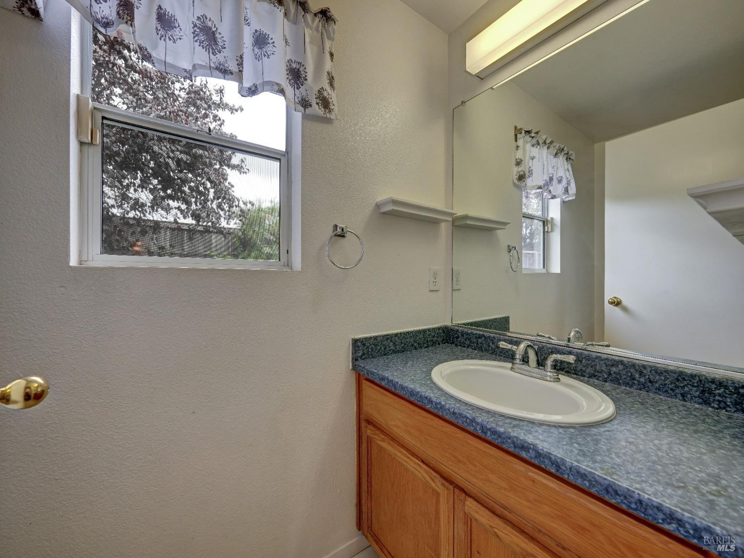 Detail Gallery Image 14 of 27 For 964 Lodi St, Santa Rosa,  CA 95401 - 3 Beds | 2/1 Baths