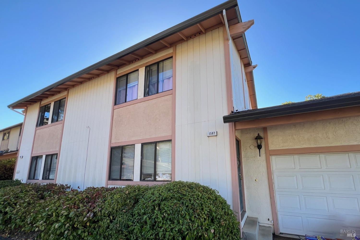 Detail Gallery Image 3 of 11 For 1583 Merritt Dr, Novato,  CA 94949 - 4 Beds | 2/2 Baths