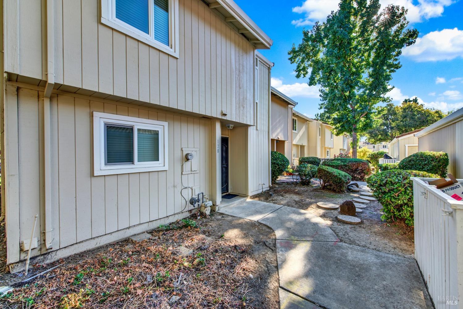 Detail Gallery Image 3 of 40 For 130 Arcadia Dr, Vacaville,  CA 95687 - 3 Beds | 2/1 Baths