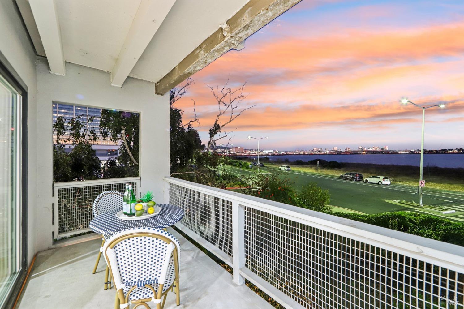 Detail Gallery Image 19 of 49 For 1 Captain Dr #D255,  Emeryville,  CA 94608 - 1 Beds | 1 Baths