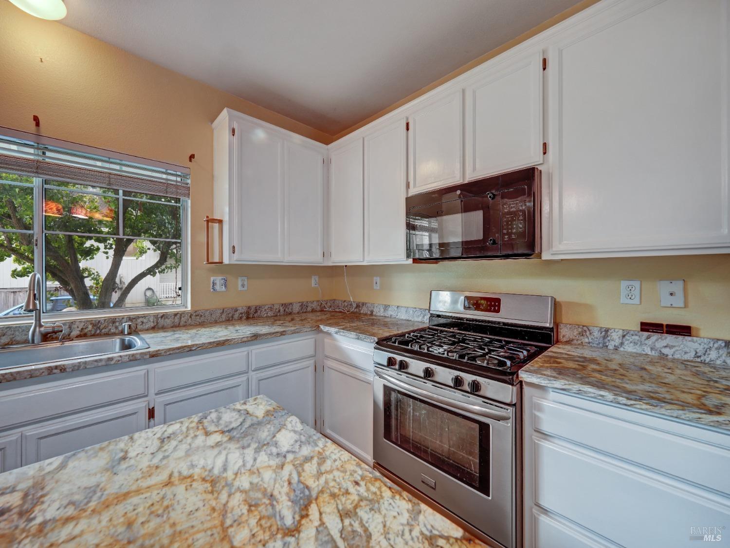 Detail Gallery Image 9 of 27 For 964 Lodi St, Santa Rosa,  CA 95401 - 3 Beds | 2/1 Baths