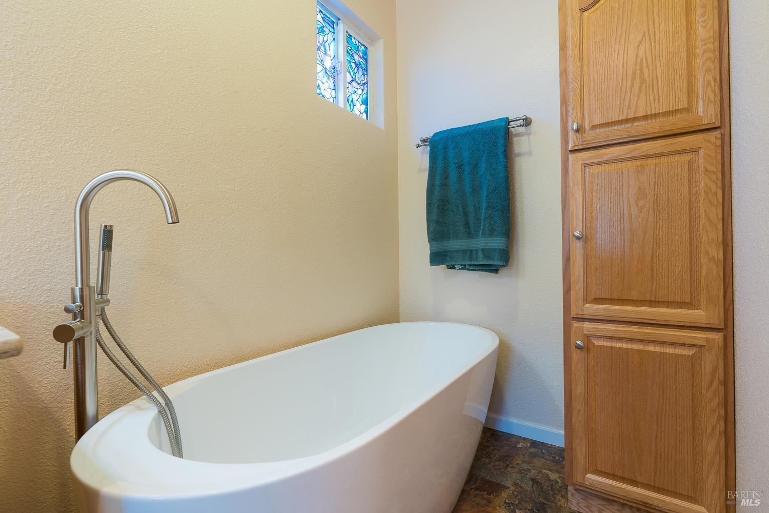 Detail Gallery Image 11 of 47 For 1617 Clover Ln, Santa Rosa,  CA 95401 - 4 Beds | 2/1 Baths