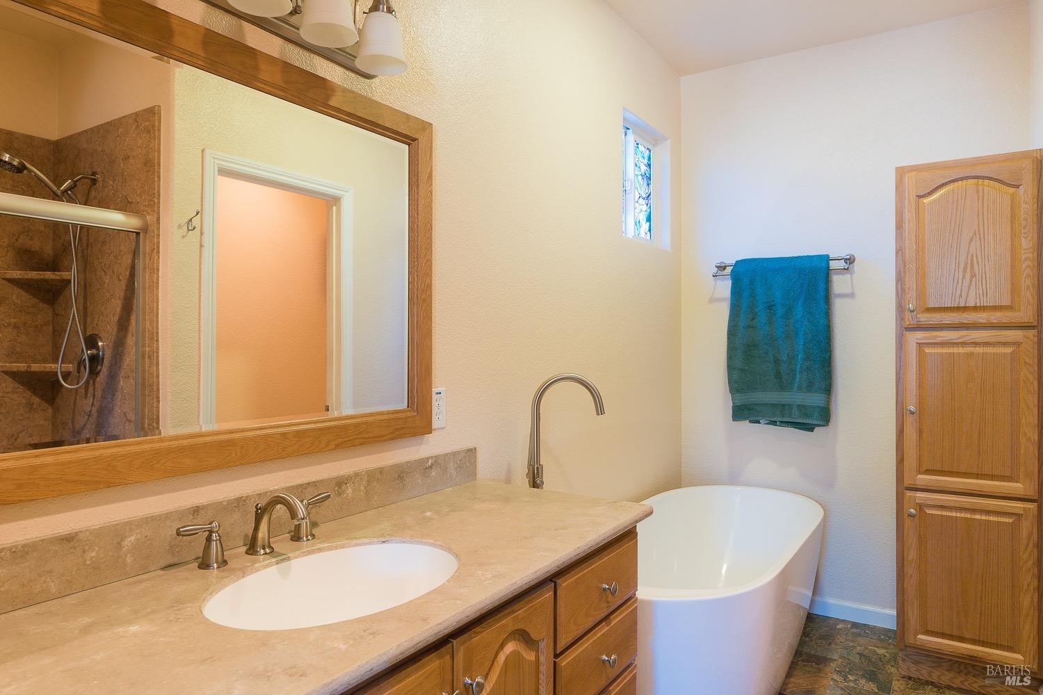 Detail Gallery Image 14 of 47 For 1617 Clover Ln, Santa Rosa,  CA 95401 - 4 Beds | 2/1 Baths