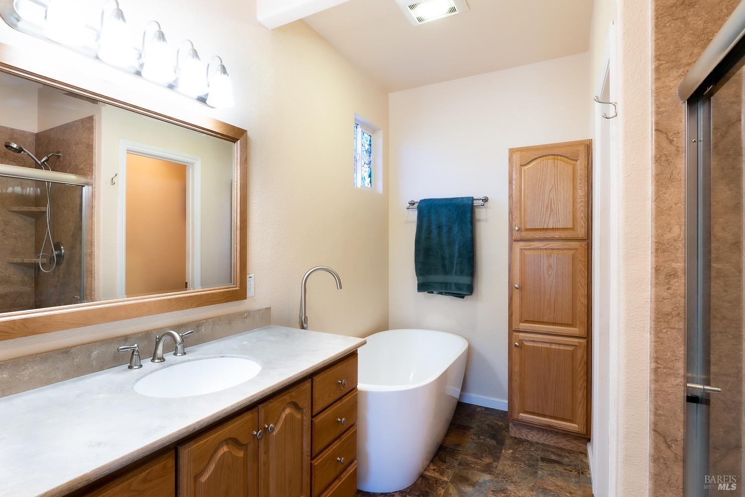 Detail Gallery Image 10 of 47 For 1617 Clover Ln, Santa Rosa,  CA 95401 - 4 Beds | 2/1 Baths