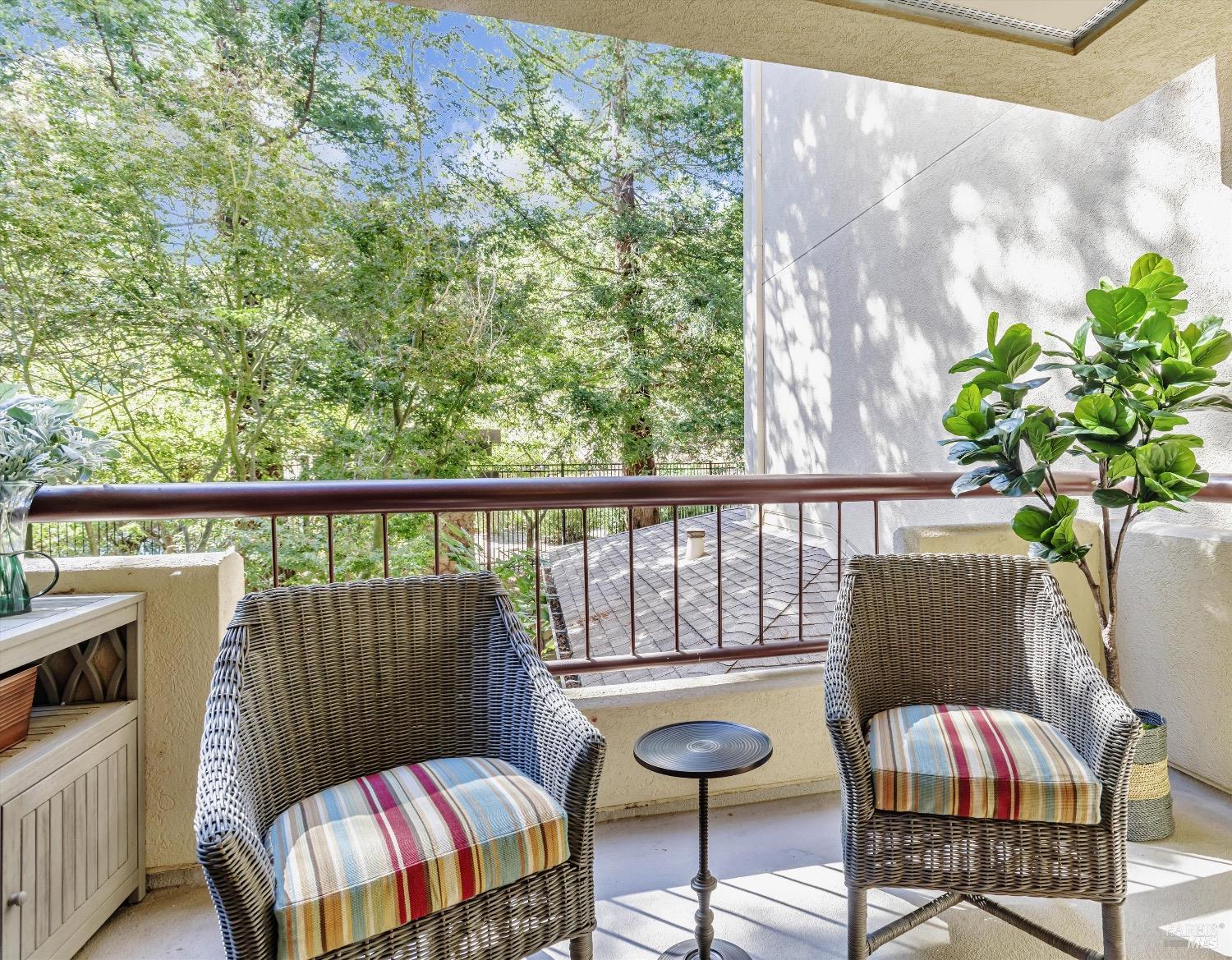 Detail Gallery Image 2 of 22 For 200 Deer Valley Rd 2m,  San Rafael,  CA 94903 - 1 Beds | 2 Baths