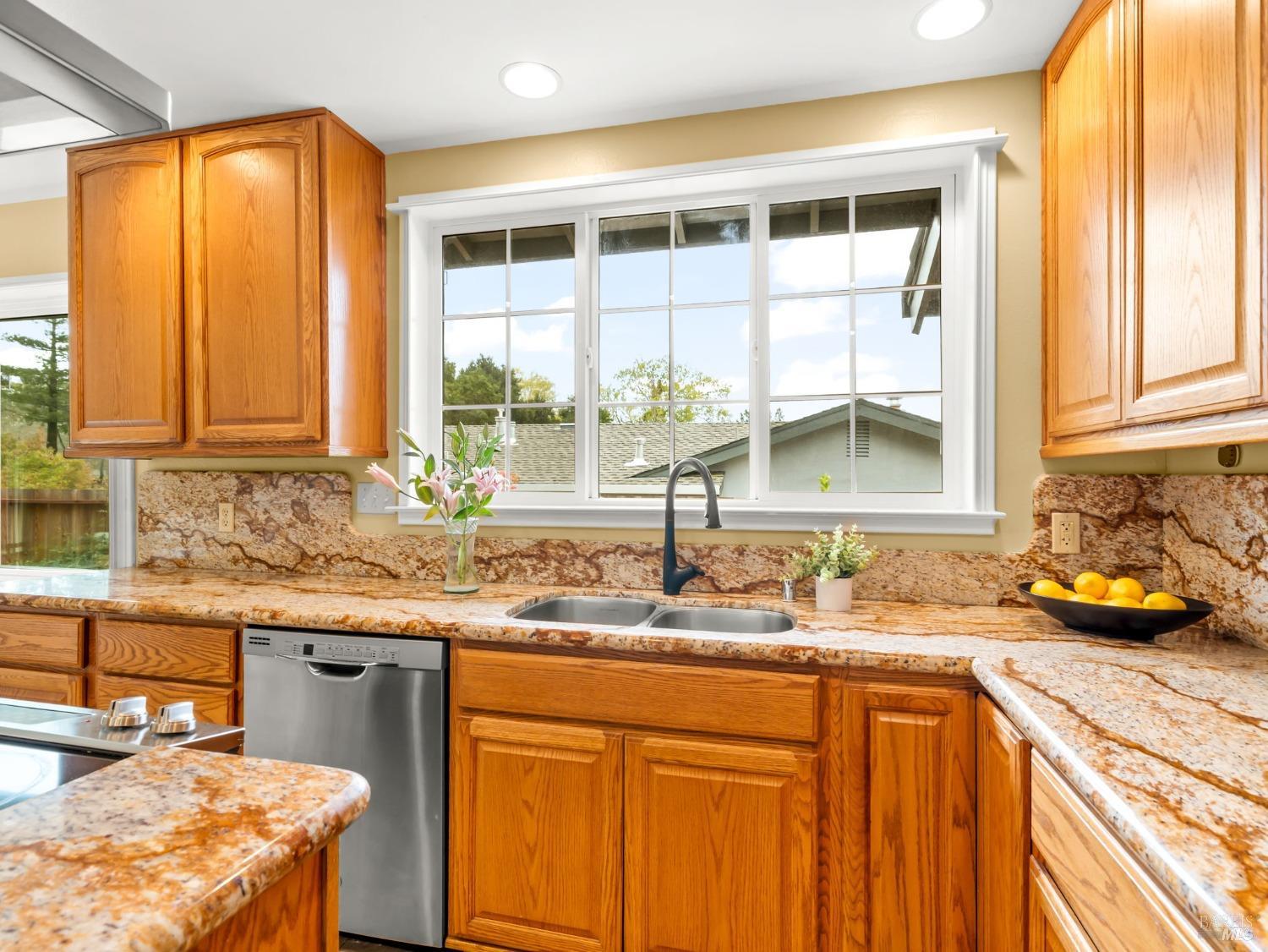 Detail Gallery Image 9 of 55 For 256 Adobestone Ct, San Rafael,  CA 94903 - 3 Beds | 2 Baths