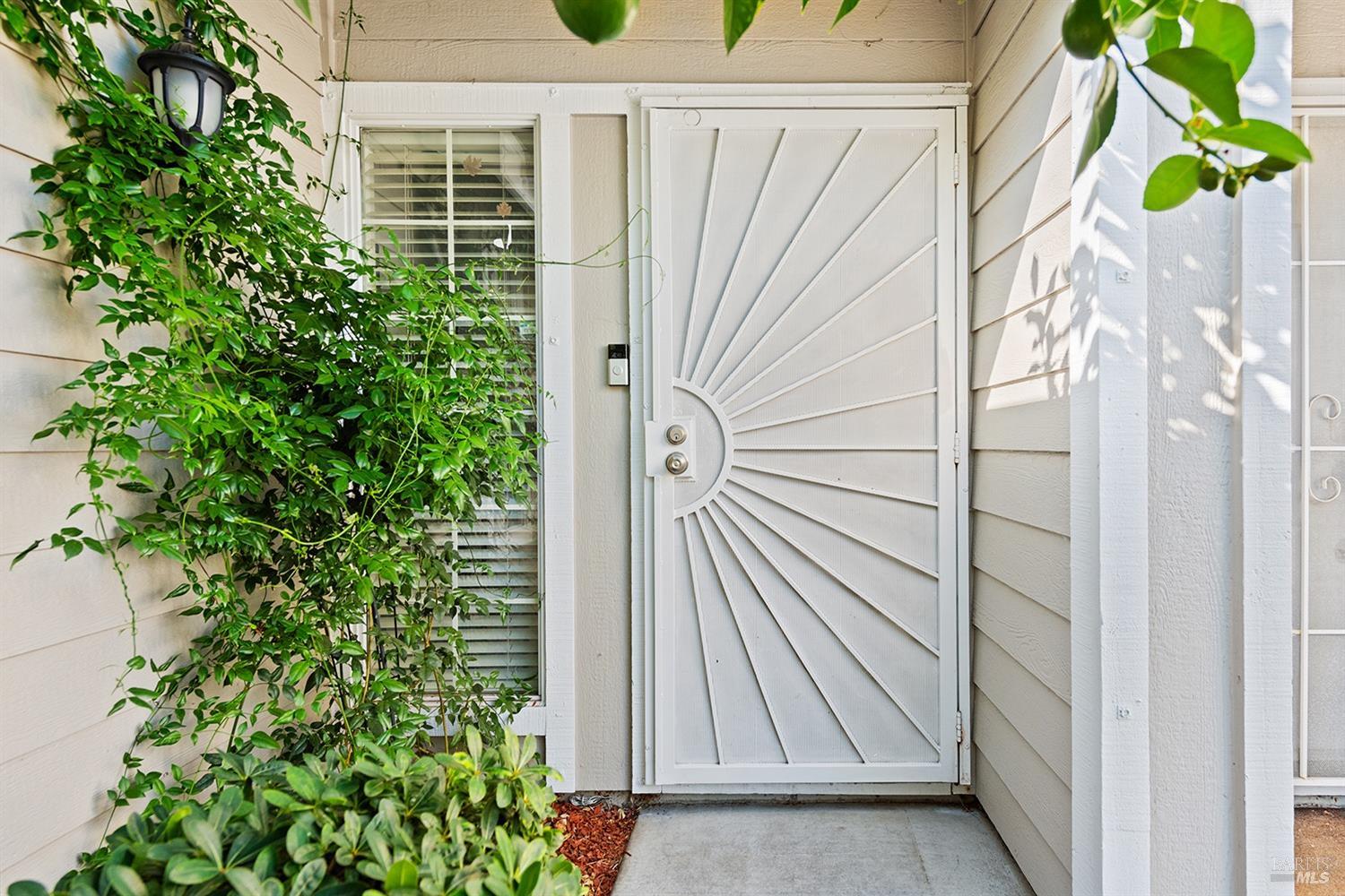 Detail Gallery Image 4 of 38 For 607 Spruce St, Santa Rosa,  CA 95407 - 2 Beds | 2/1 Baths