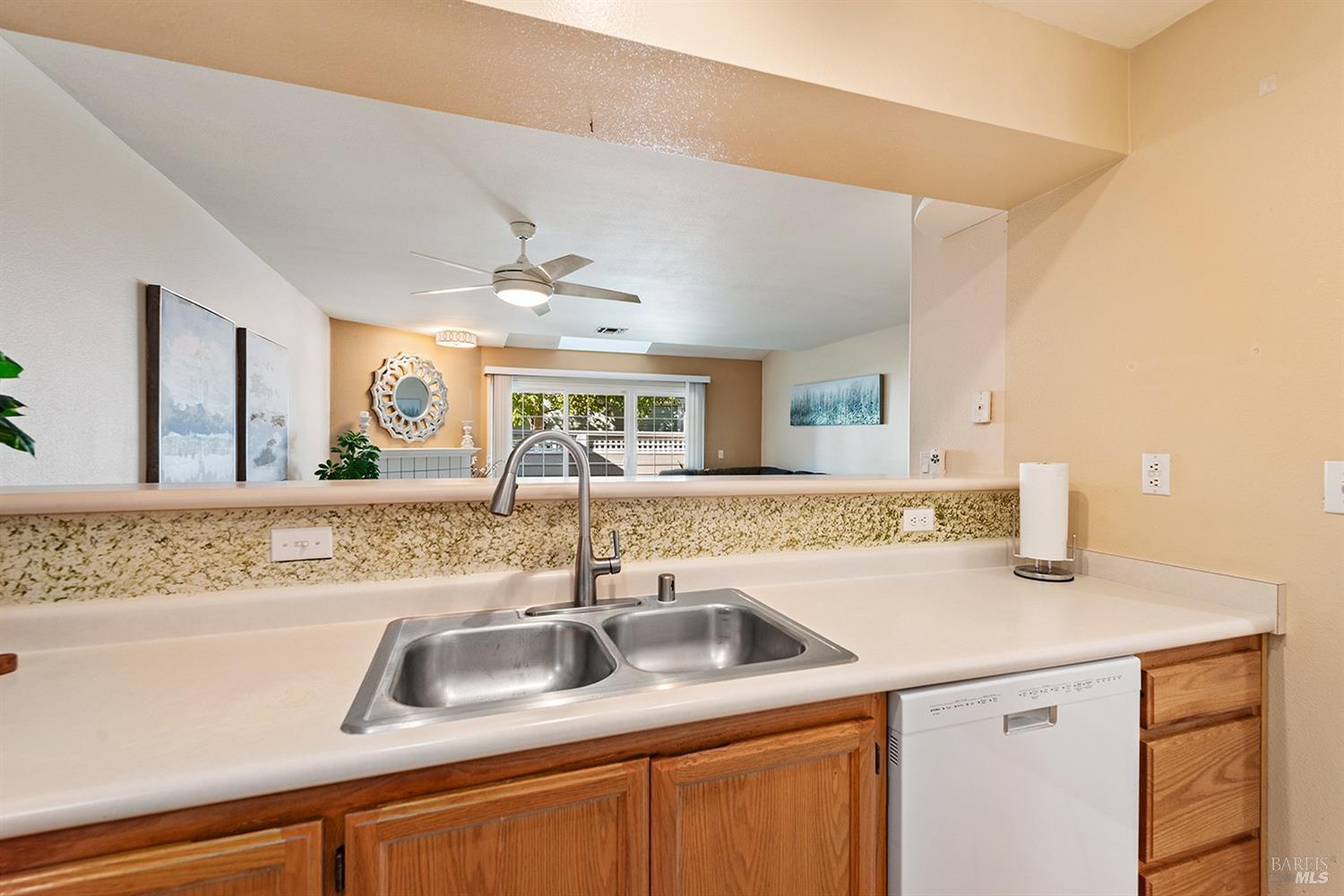 Detail Gallery Image 11 of 38 For 607 Spruce St, Santa Rosa,  CA 95407 - 2 Beds | 2/1 Baths