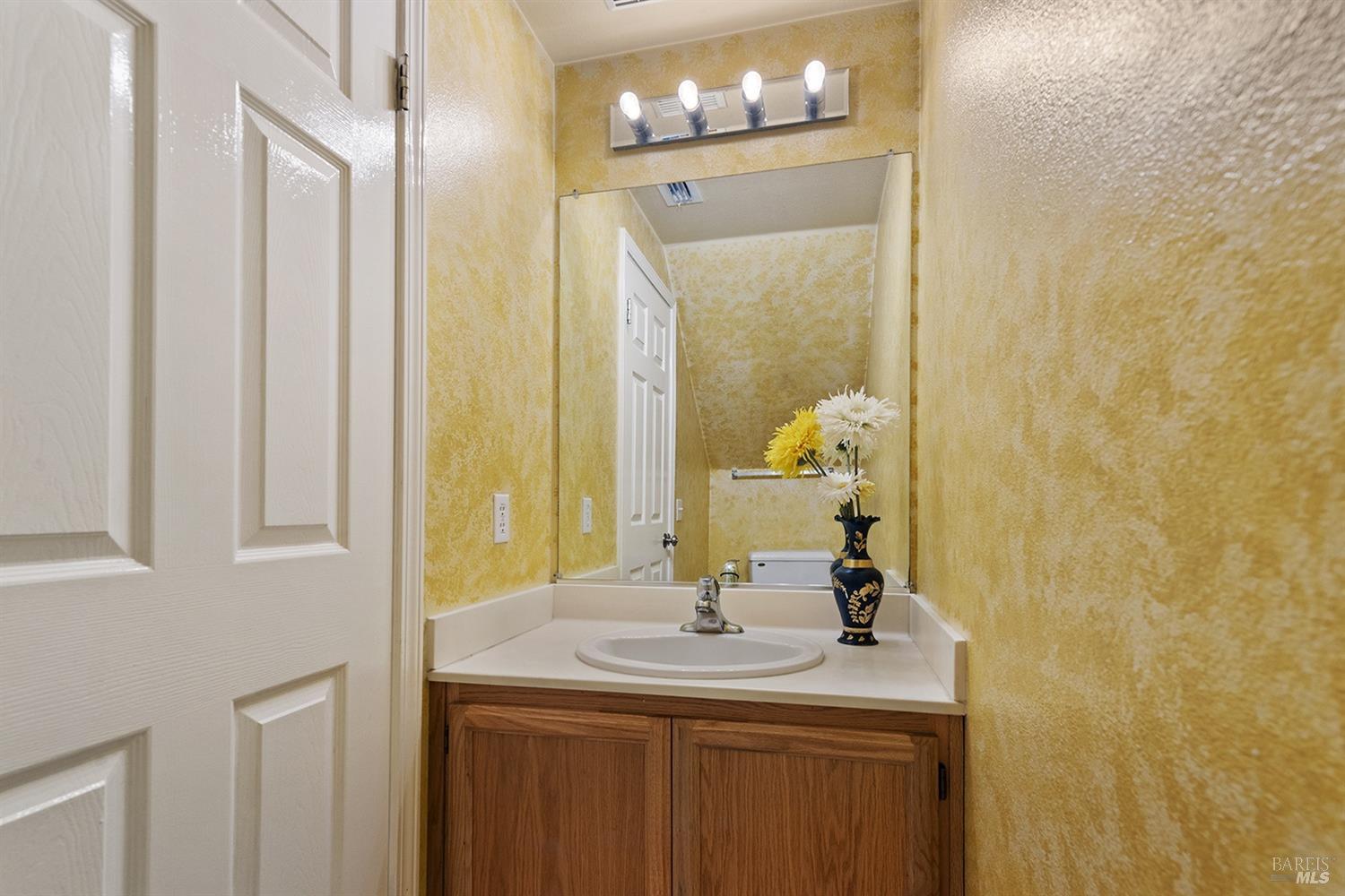 Detail Gallery Image 8 of 38 For 607 Spruce St, Santa Rosa,  CA 95407 - 2 Beds | 2/1 Baths