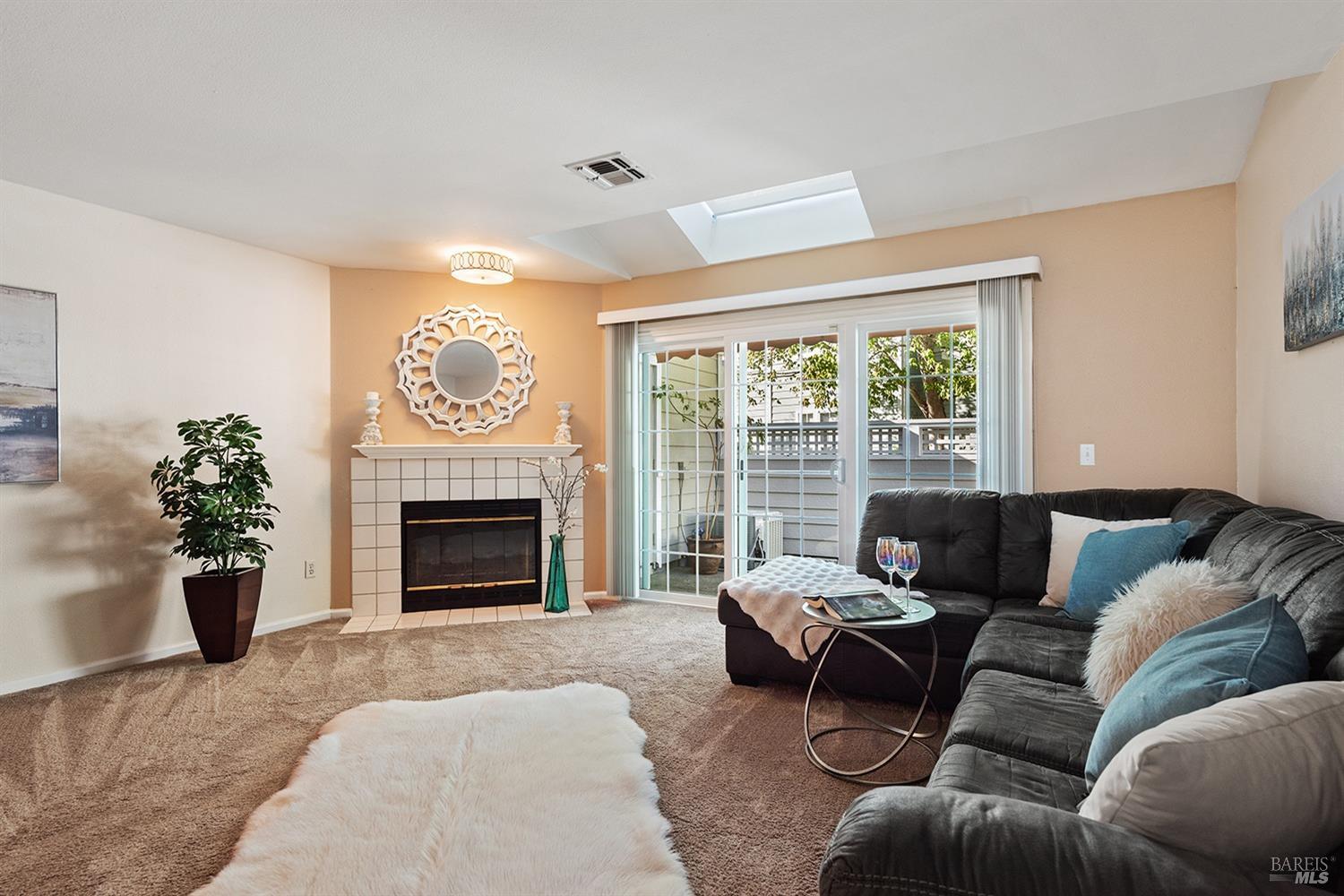 Detail Gallery Image 13 of 38 For 607 Spruce St, Santa Rosa,  CA 95407 - 2 Beds | 2/1 Baths