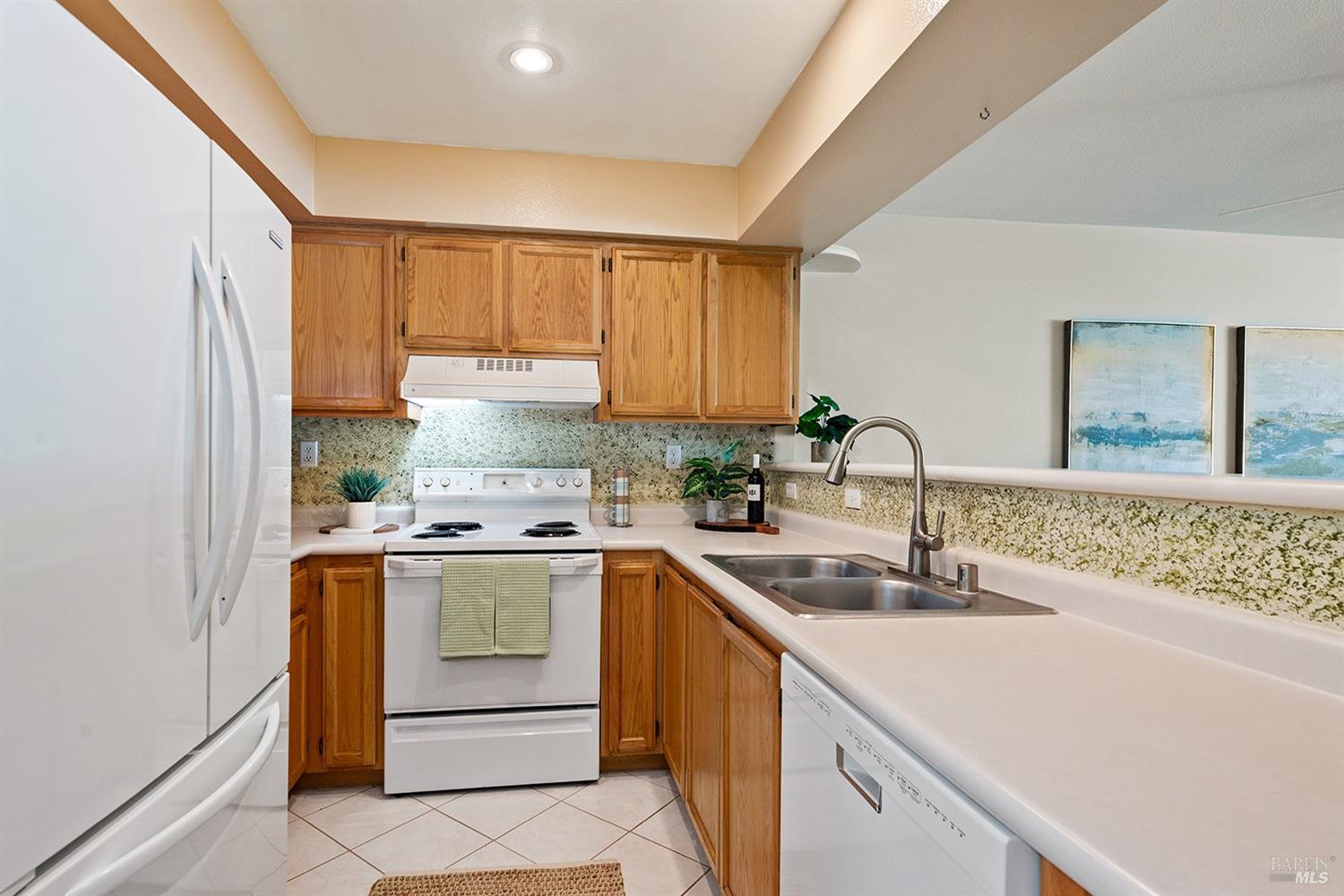 Detail Gallery Image 9 of 38 For 607 Spruce St, Santa Rosa,  CA 95407 - 2 Beds | 2/1 Baths