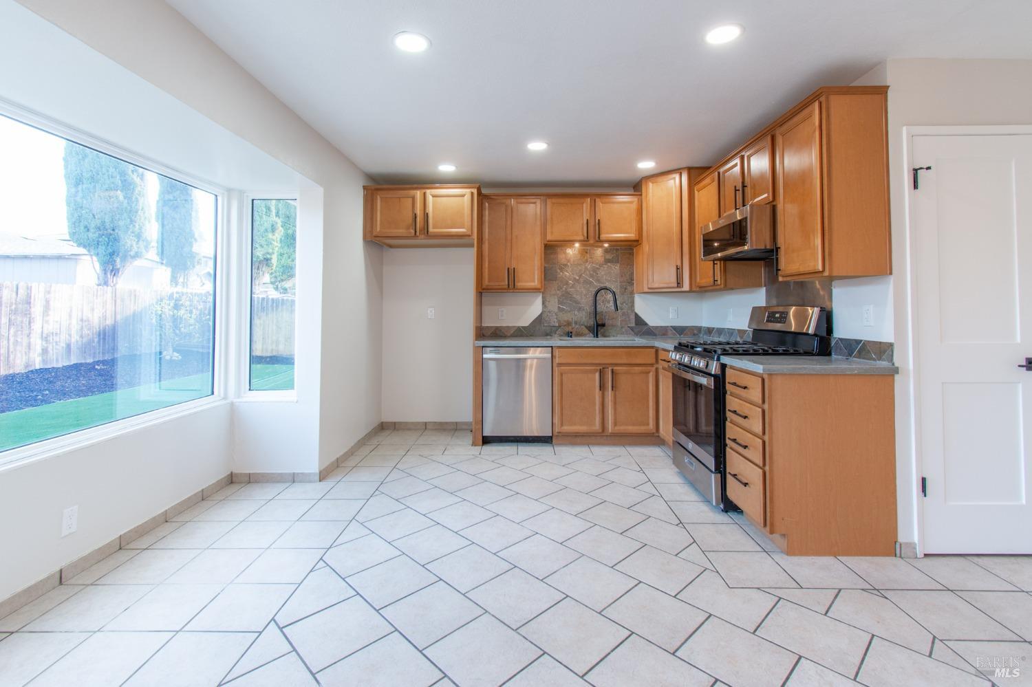 Detail Gallery Image 9 of 32 For 606 White Wing Ct, Suisun City,  CA 94585 - 3 Beds | 2 Baths