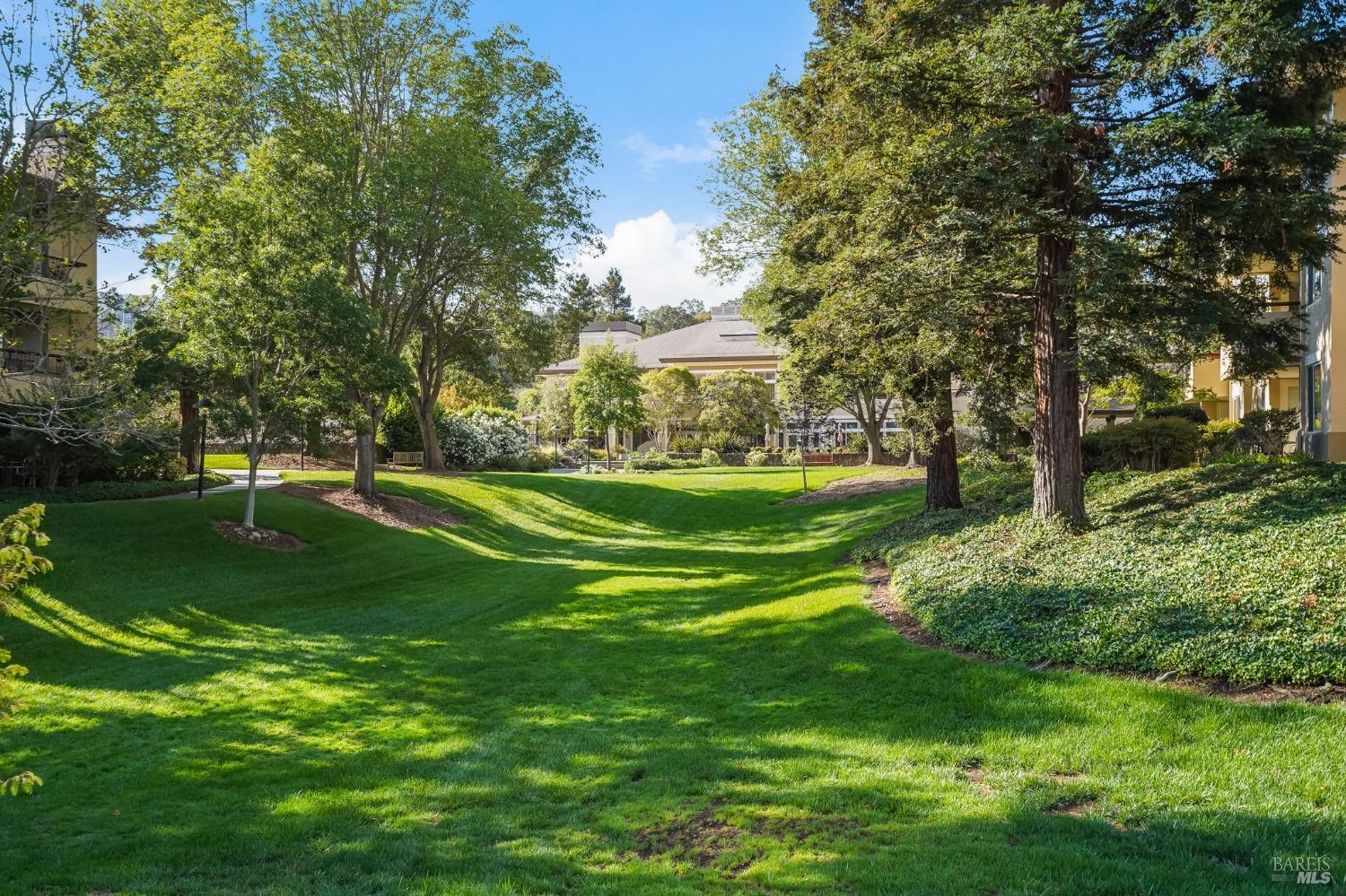 Detail Gallery Image 27 of 40 For 600 Deer Valley Rd 2b,  San Rafael,  CA 94903 - 1 Beds | 2 Baths