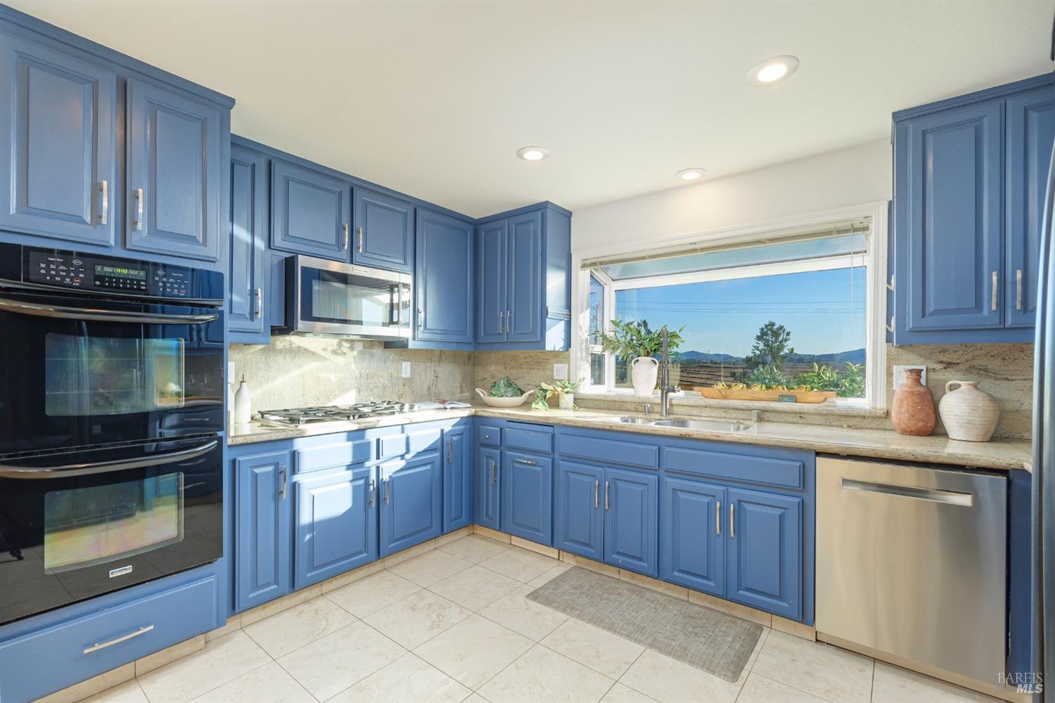 Detail Gallery Image 4 of 29 For 15 Atherton Oaks Dr, Novato,  CA 94945 - 4 Beds | 2/1 Baths