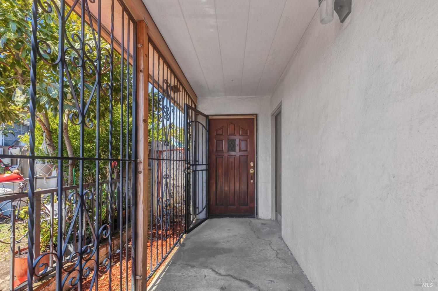 Detail Gallery Image 2 of 19 For 1741 Hellings Ave, Richmond,  CA 94801 - 2 Beds | 1 Baths