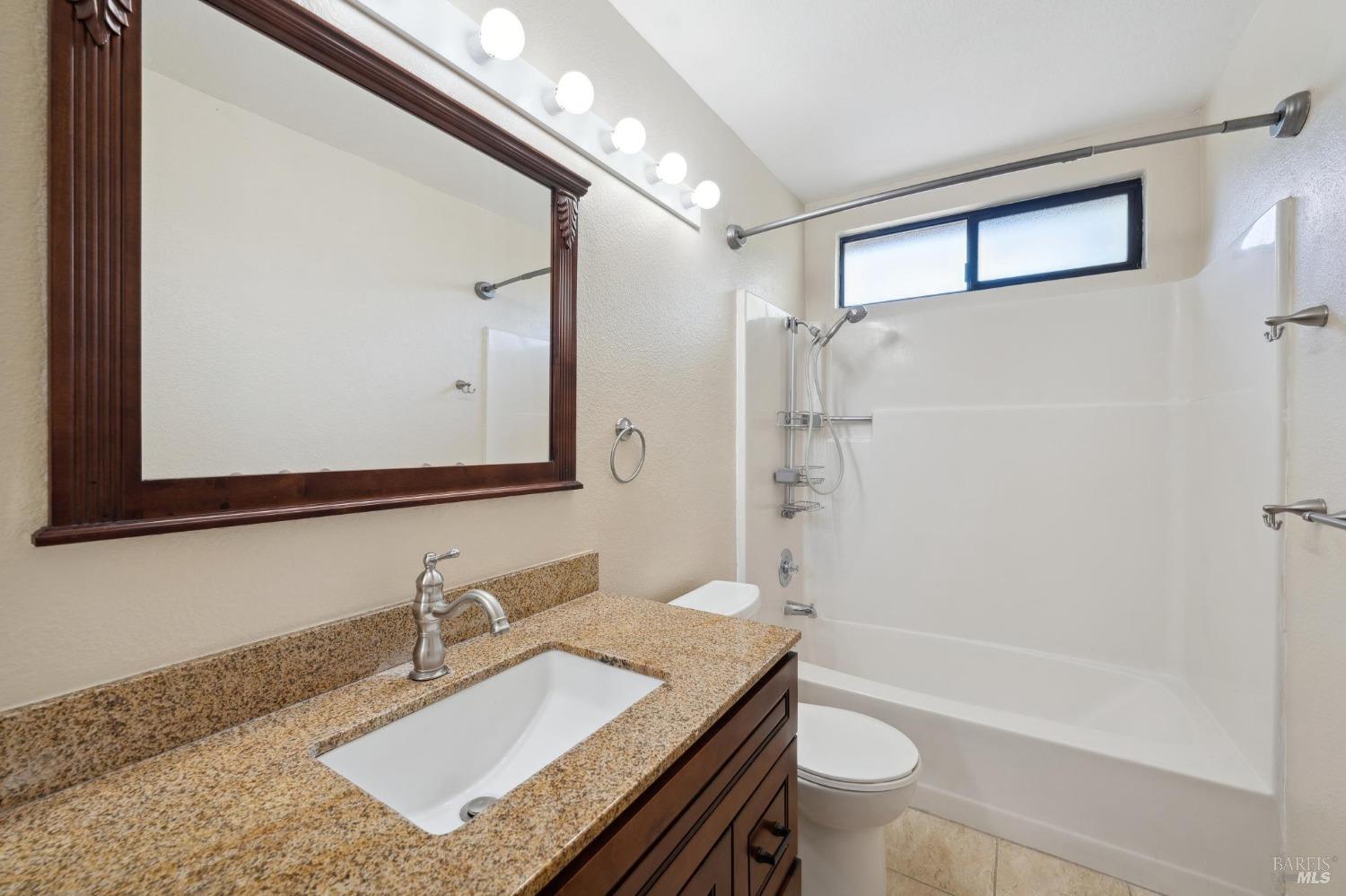 Detail Gallery Image 19 of 26 For 45 Wharf Cir, San Rafael,  CA 94903 - 2 Beds | 1 Baths