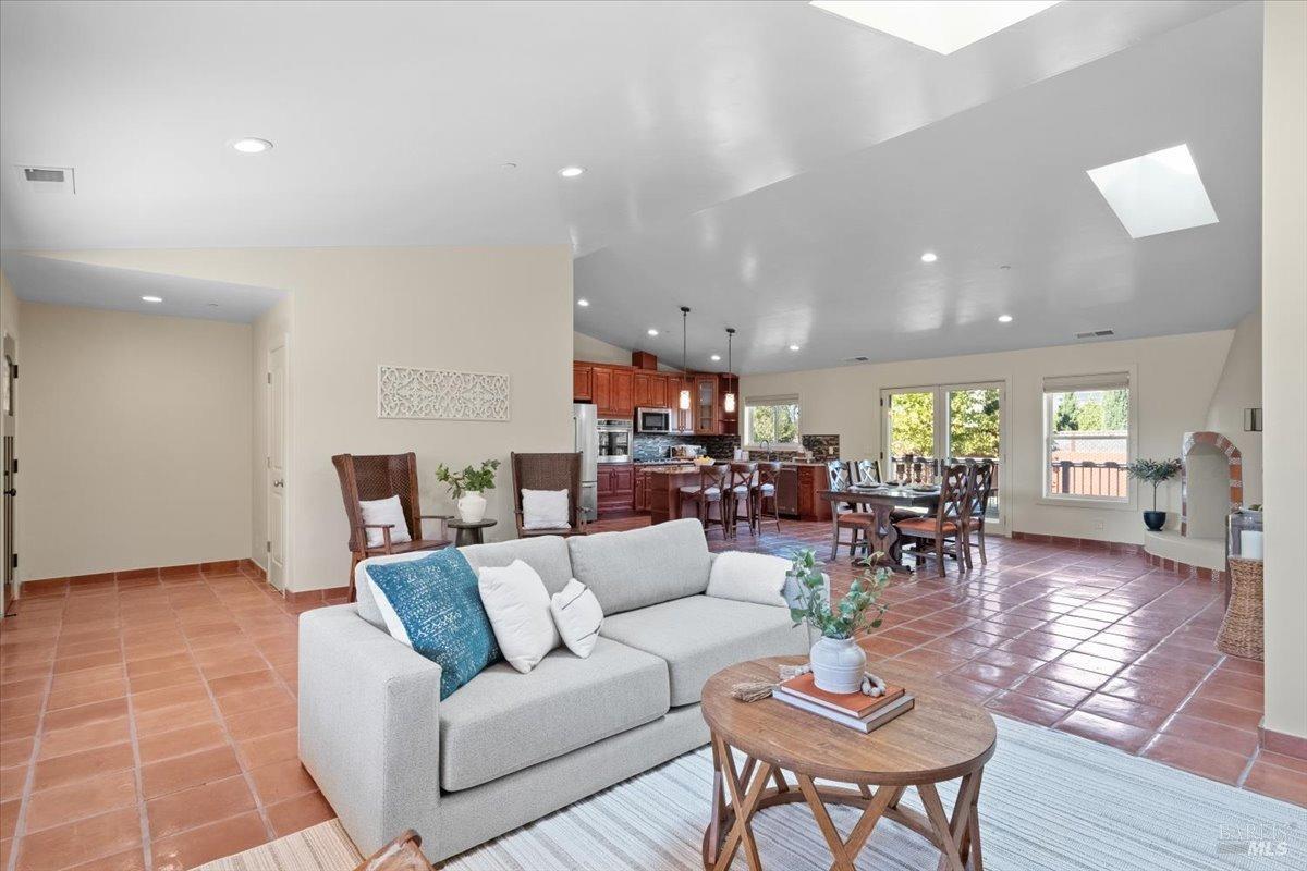 Detail Gallery Image 9 of 63 For 1965 Dennis Ln, Santa Rosa,  CA 95403 - 3 Beds | 2 Baths