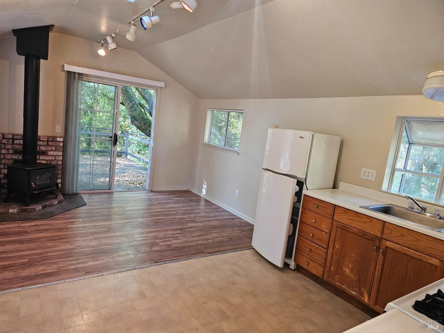 Detail Gallery Image 3 of 6 For 1515 Warm Springs Rd #3,  Glen Ellen,  CA 95442 - 1 Beds | 1 Baths