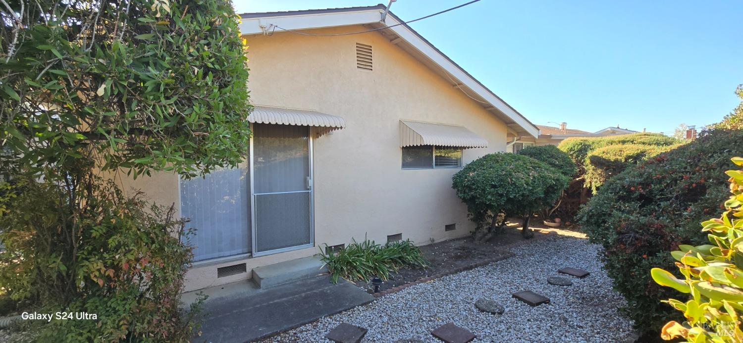 Detail Gallery Image 4 of 11 For 112 Yosemite Cir, Vacaville,  CA 95687 - 2 Beds | 1 Baths