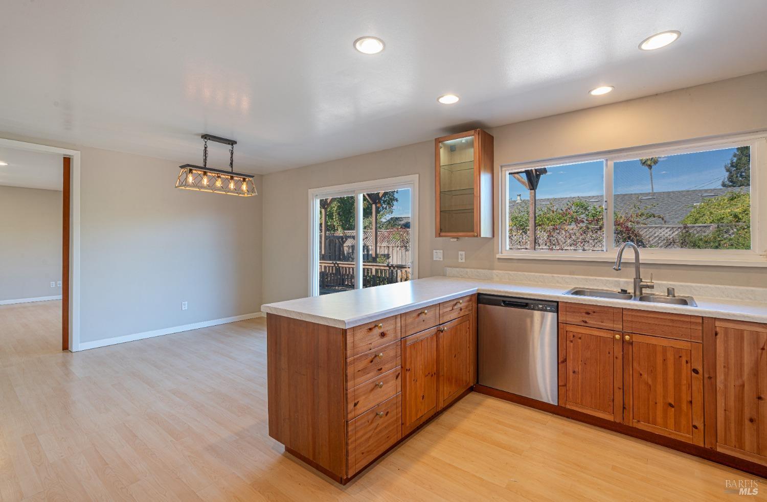 Detail Gallery Image 7 of 52 For 2711 Wawona Ct, Santa Rosa,  CA 95405 - 3 Beds | 2 Baths