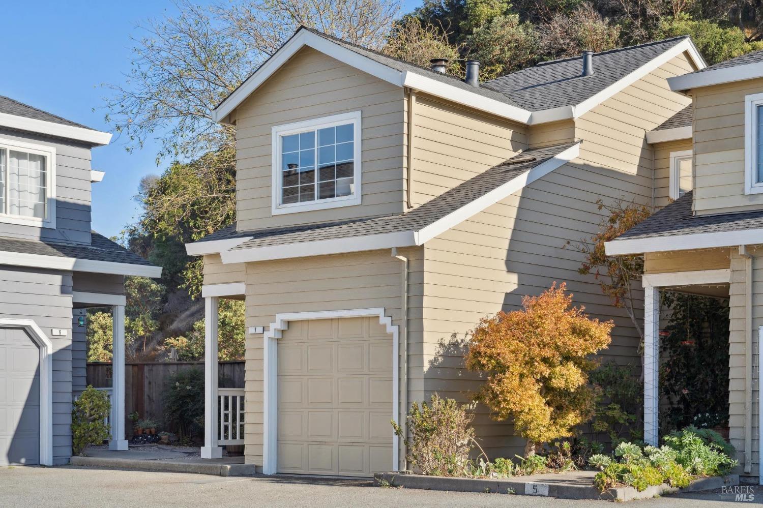 Detail Gallery Image 1 of 13 For 7 Adrian Ter, San Rafael,  CA 94903 - 2 Beds | 2/1 Baths