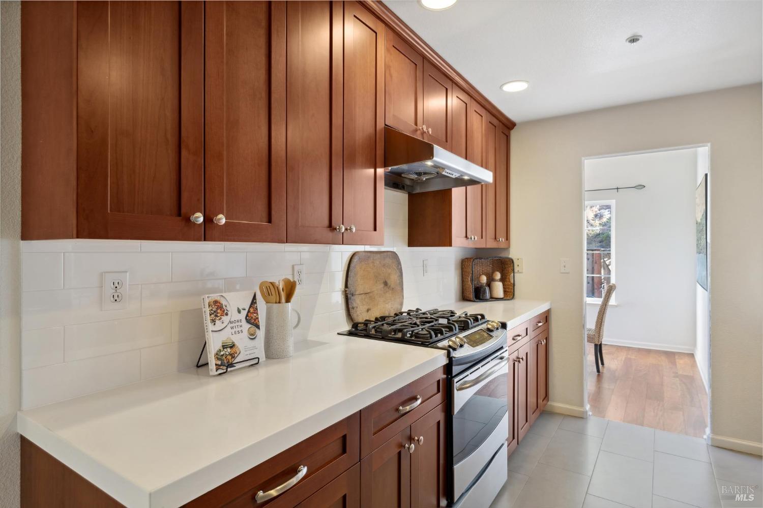 Detail Gallery Image 4 of 13 For 7 Adrian Ter, San Rafael,  CA 94903 - 2 Beds | 2/1 Baths