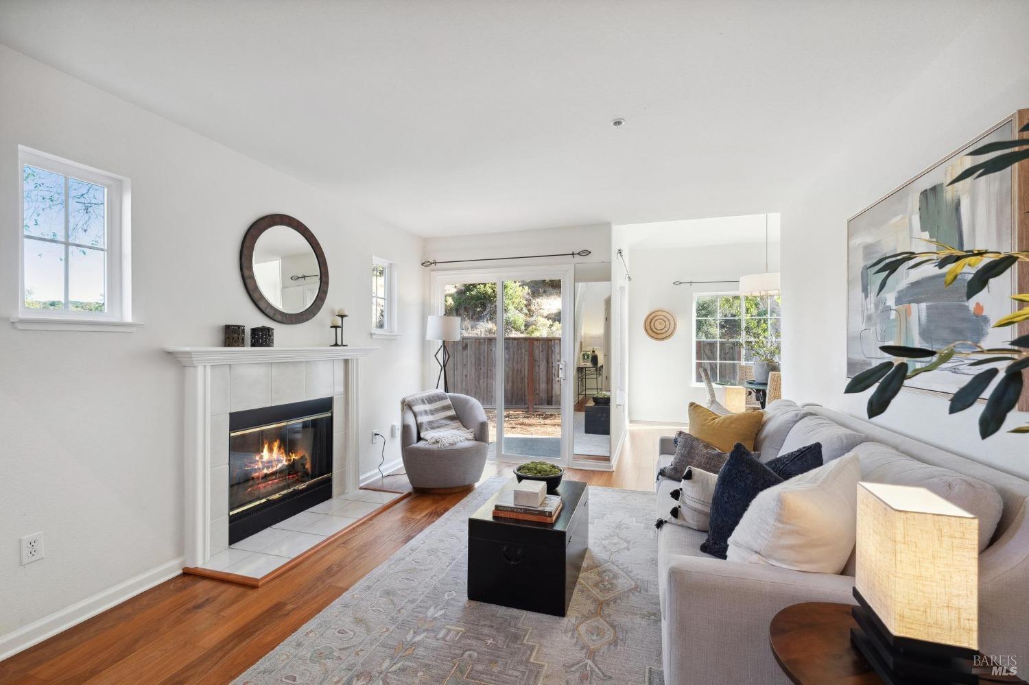 Detail Gallery Image 5 of 13 For 7 Adrian Ter, San Rafael,  CA 94903 - 2 Beds | 2/1 Baths