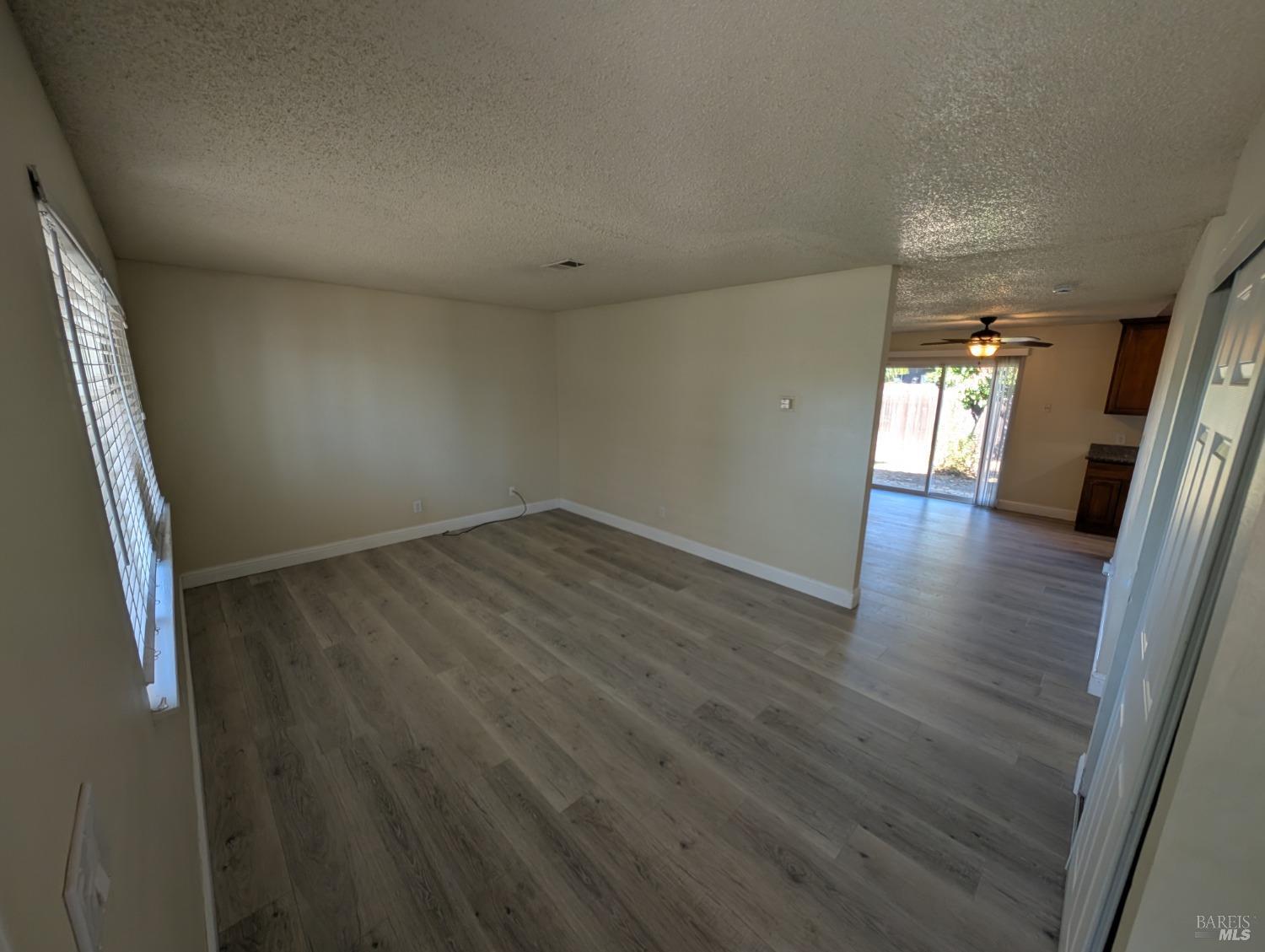 Detail Gallery Image 5 of 21 For 228 Long St, Suisun City,  CA 94585 - 3 Beds | 2 Baths