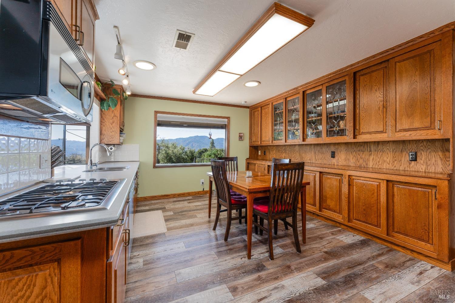 Detail Gallery Image 11 of 60 For 1800 Ridge Rd, Ukiah,  CA 95482 - 4 Beds | 2/1 Baths