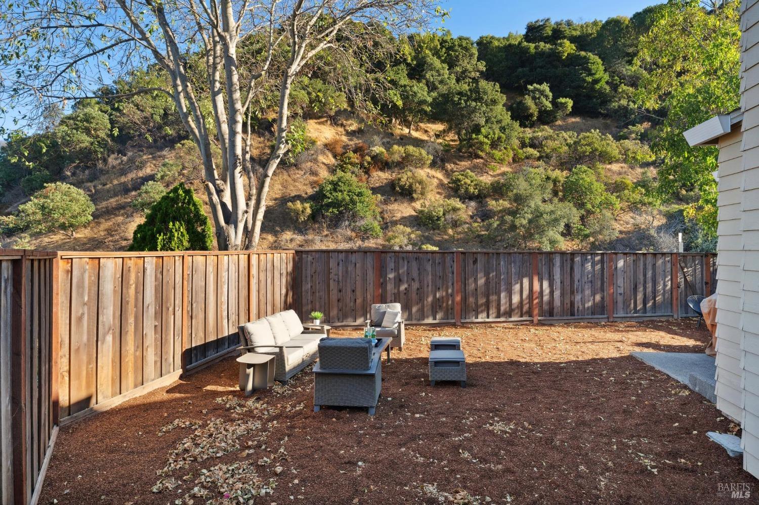 Detail Gallery Image 11 of 13 For 7 Adrian Ter, San Rafael,  CA 94903 - 2 Beds | 2/1 Baths