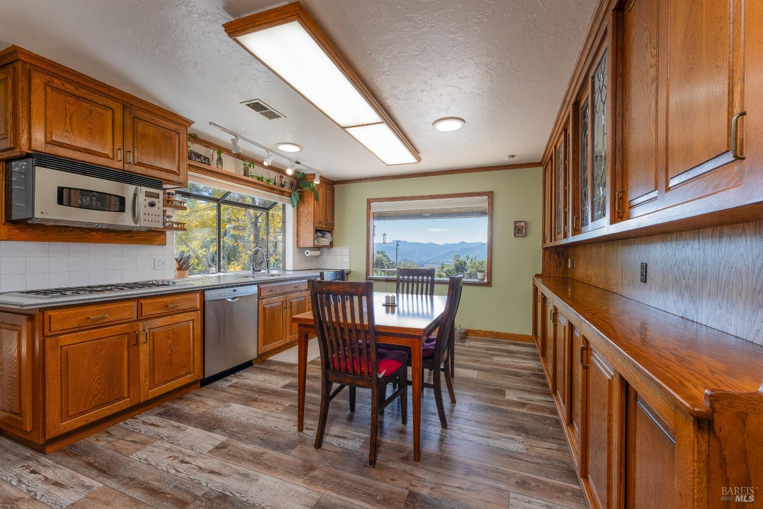 Detail Gallery Image 10 of 60 For 1800 Ridge Rd, Ukiah,  CA 95482 - 4 Beds | 2/1 Baths