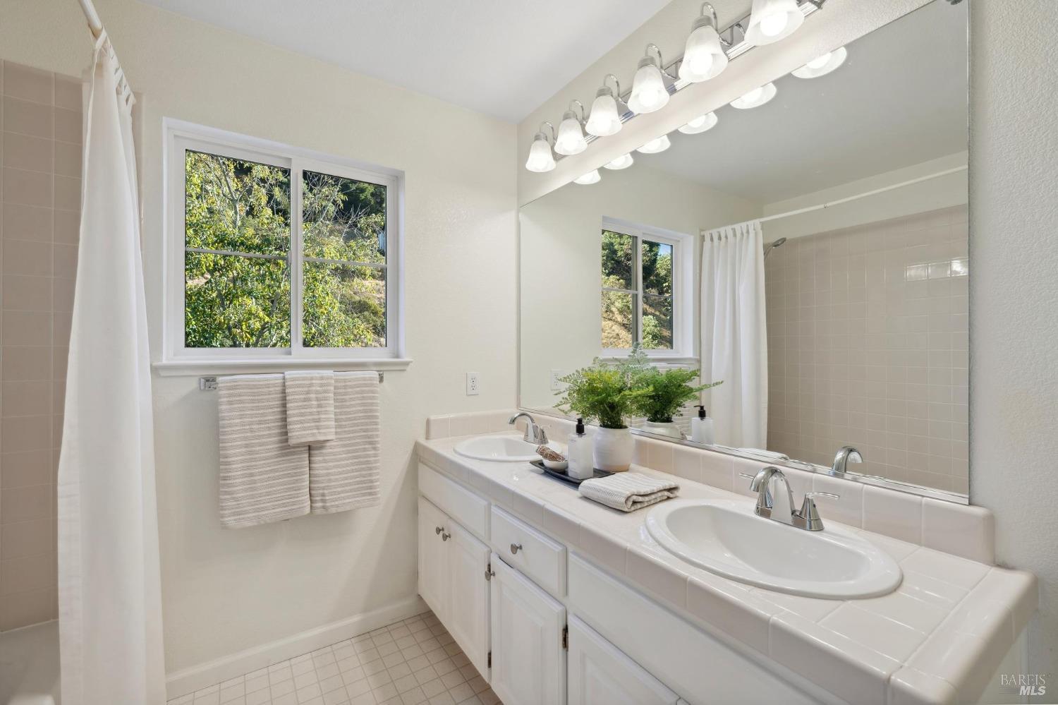 Detail Gallery Image 7 of 13 For 7 Adrian Ter, San Rafael,  CA 94903 - 2 Beds | 2/1 Baths