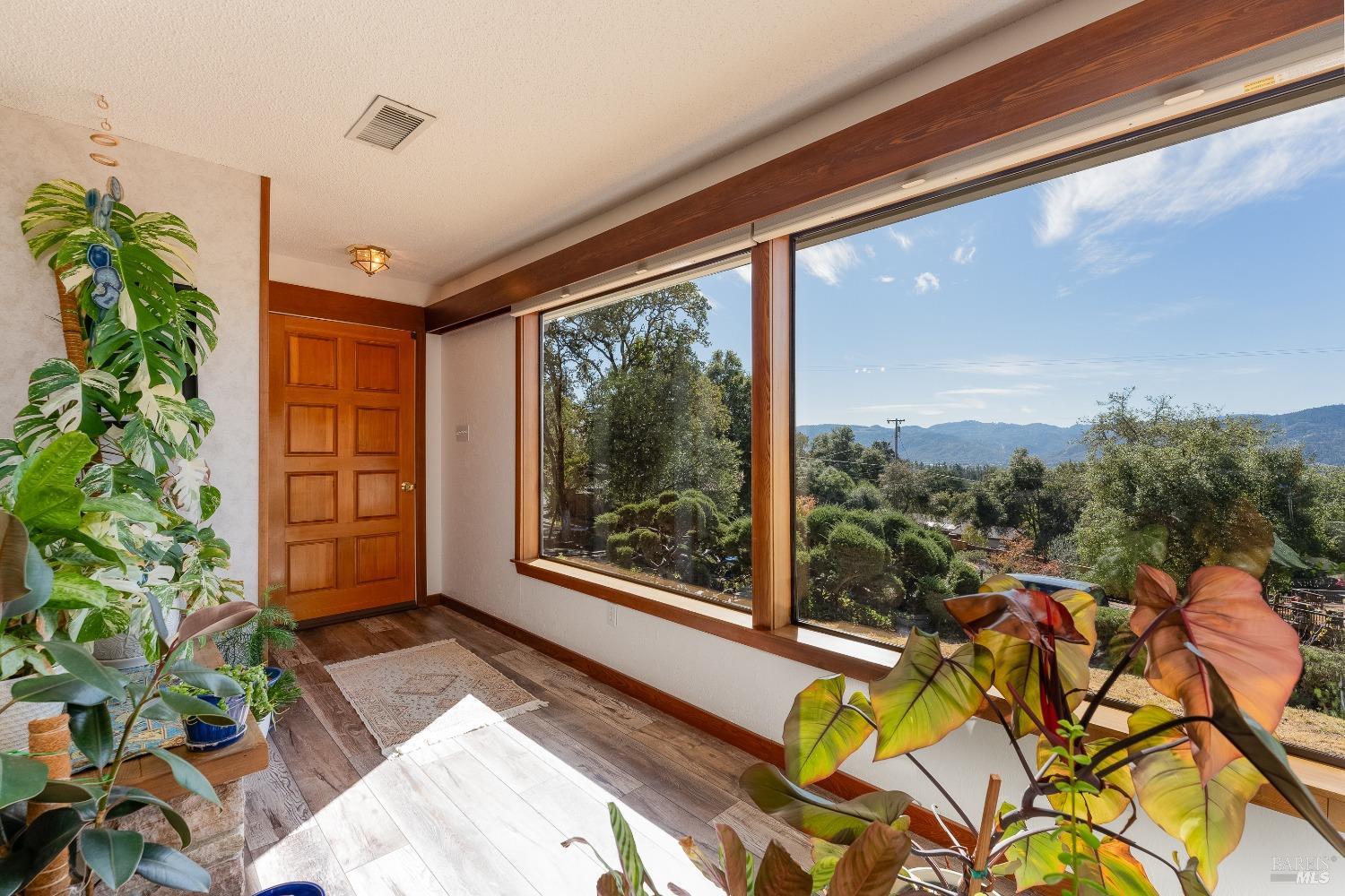 Detail Gallery Image 8 of 60 For 1800 Ridge Rd, Ukiah,  CA 95482 - 4 Beds | 2/1 Baths