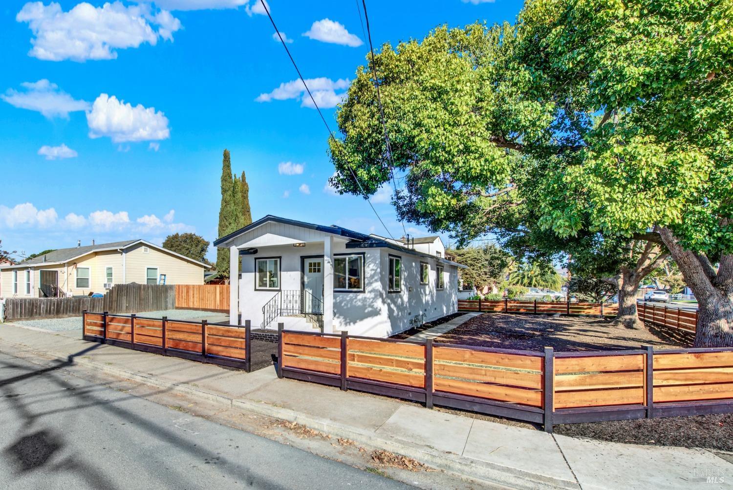 Detail Gallery Image 2 of 28 For 300 Shasta St, Vallejo,  CA 94590 - 3 Beds | 3 Baths