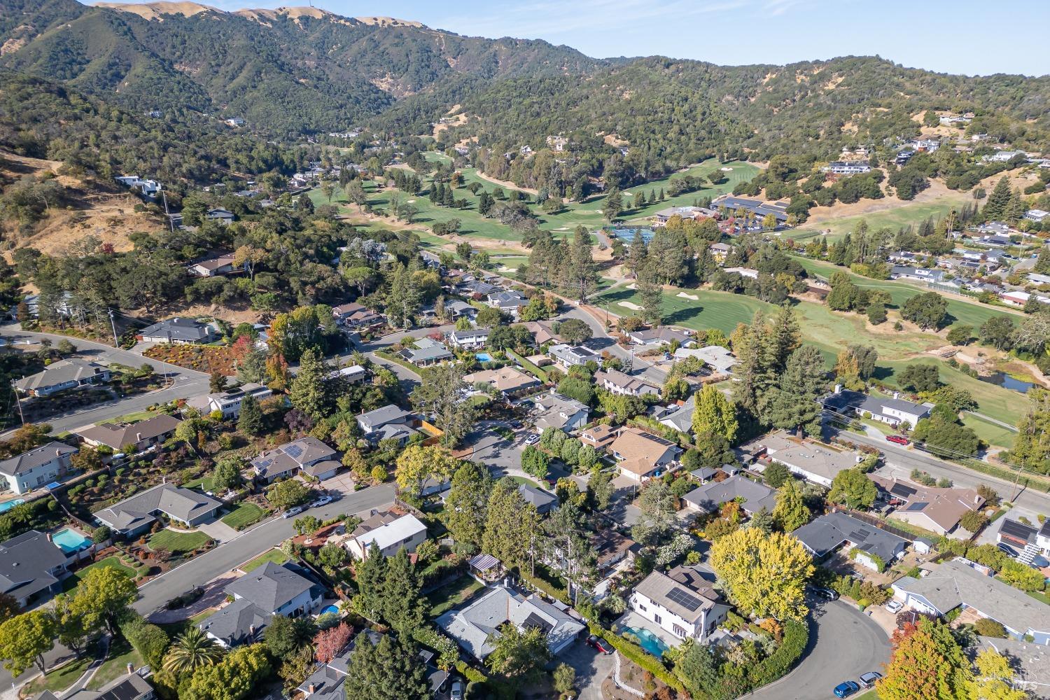 Detail Gallery Image 10 of 13 For 70 Broadmoor Ct, Novato,  CA 94949 - 4 Beds | 3 Baths