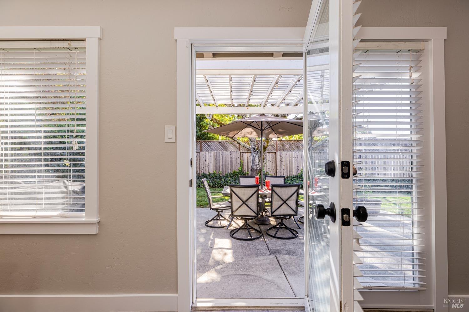 Detail Gallery Image 15 of 27 For 1033 Summerfield Rd, Santa Rosa,  CA 95405 - 3 Beds | 2 Baths